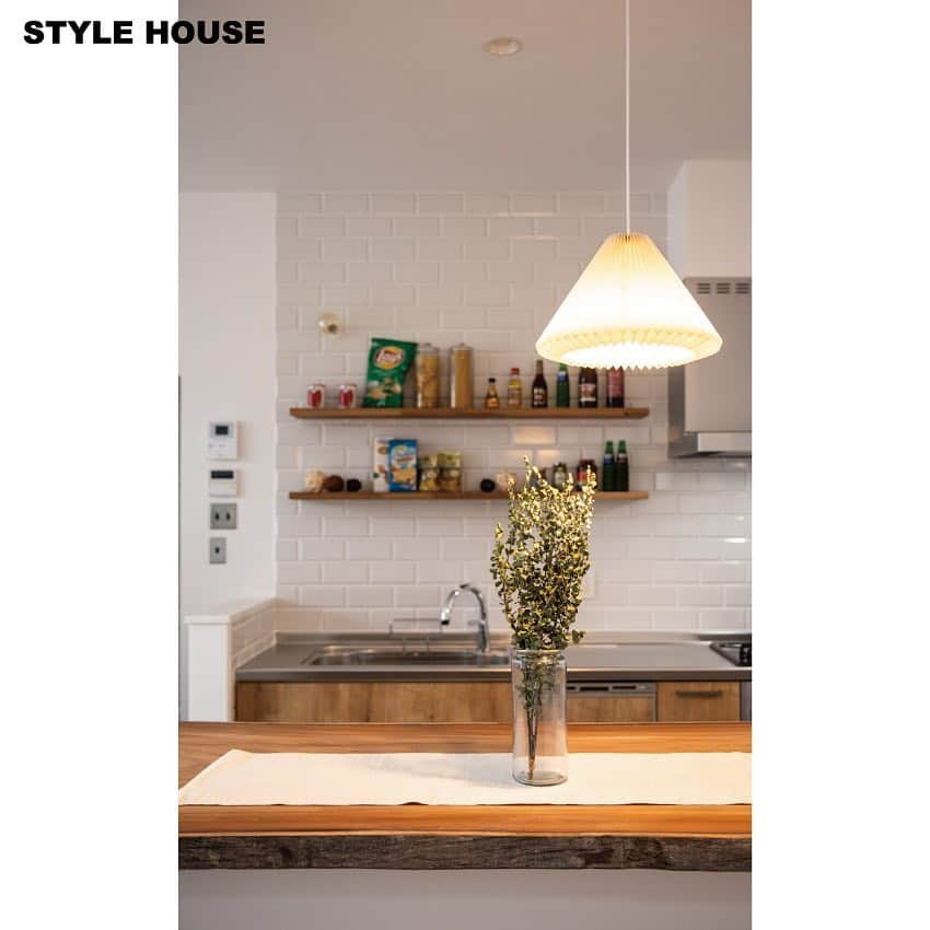 STYLE HOUSE 谷上工務店さんのインスタグラム写真 - (STYLE HOUSE 谷上工務店Instagram)「「一枚板のダイニングテーブルで、家族揃って夕食を。手と手を合わせて、いただきます。顔を合わせて楽しく食べよう。」 お施主様の施工写真です。その他の施工写真は、 @stylehouse_taniue  のURLからご覧いただけます。 . ぜひチェックしてみてください！ . . #stylehouse  #谷上工務店 #allagi #diy #アレジ #スタイルハウス #ナチュラルインテリア #インテリア大好き #夢のマイホーム #わが家に恋する #ライフスタイル #花博住宅展示場 #鶴見緑地公園 #カフェ好き #カフェ風インテリア #大阪 #キッチンカウンター #大阪で家を建てる #大阪の注文住宅 #大阪建築 #スーモ #注文住宅 #大阪の家 #大阪注文住宅 #戸建て住宅 #戸建て注文住宅 #フレンチスタイル #一枚板のテーブル #ダイニングテーブル」4月19日 20時18分 - stylehouse_taniue