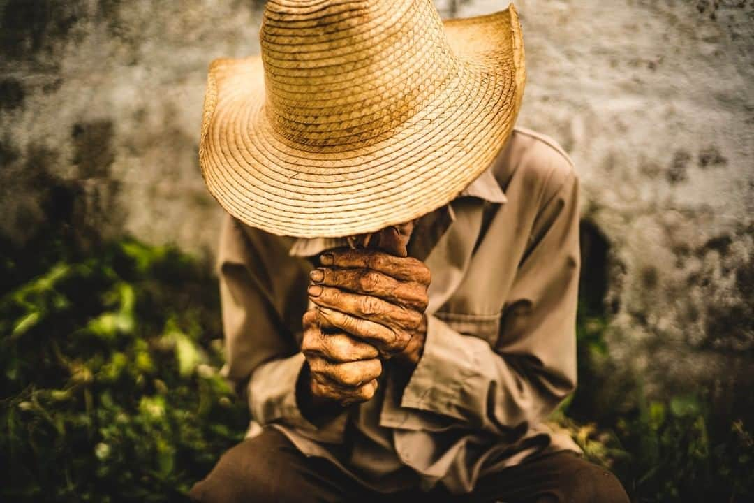 ナショナルジオグラフィックさんのインスタグラム写真 - (ナショナルジオグラフィックInstagram)「Photo by Renan Ozturk @renan_ozturk | If the eyes are a window to the soul, maybe the hands are a window to...the life story? The heart? The mind? #cuba Follow @renan_ozturk for more intimate portraits of humanity.」4月19日 20時31分 - natgeo