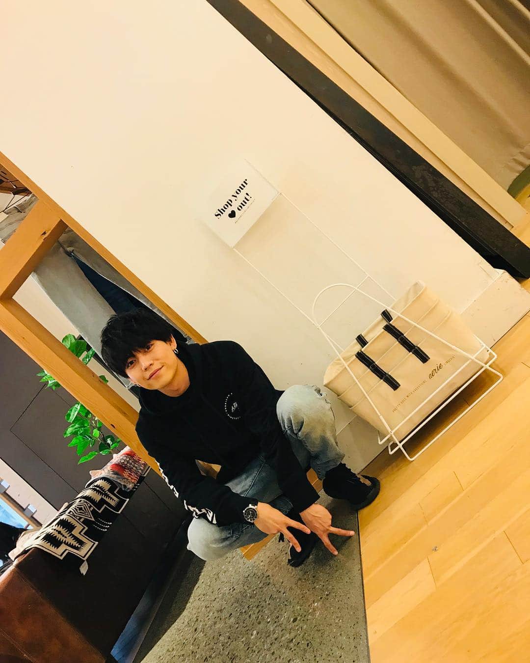 のインスタグラム：「キャンペーン応募ありがとうございます👖会えるの楽しみにしてますー🙂  #AExME #AExDa_iCE #床ピ」