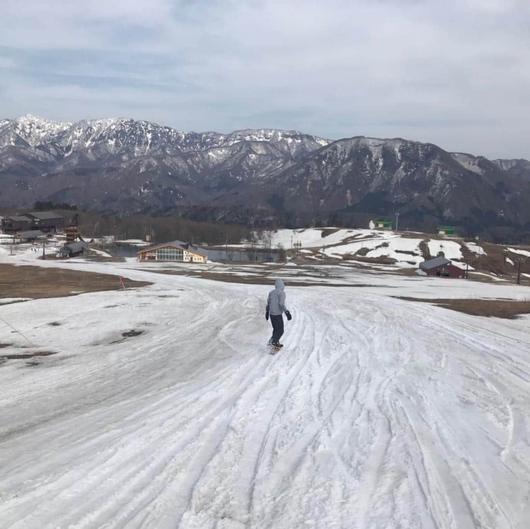 伊勢谷友介さんのインスタグラム写真 - (伊勢谷友介Instagram)「滑り納めして、撮影にイン。 滋賀にイン。 琵琶湖が見える。 今年はキャンプ&SUPがしたいゼ！ 今度私のfirst SUP board紹介しちゃうね！！！ サァテ、仕事仕事。。。 #snowskate #snowboard  #栂池高原スキー場 #tsugaike  #peacemakersnowskate」4月19日 20時23分 - iseya_yusuke