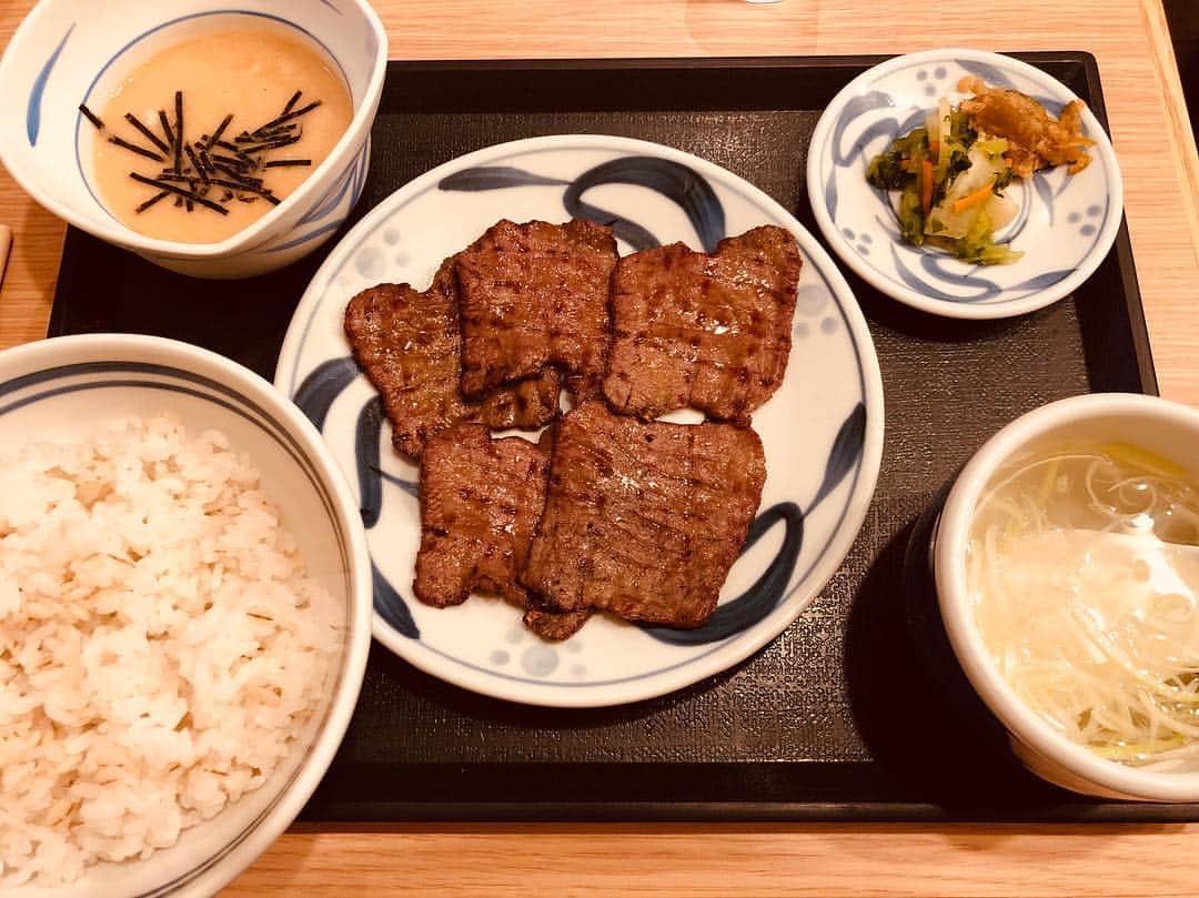 倉田雅世さんのインスタグラム写真 - (倉田雅世Instagram)「‪平成という時代に、牛タンの美味しさを教えてくれた #ねぎし ありがとう🌸‬ ‪今宵は、ねぎし定食で。‬ ‪最初にお店に連れて行ってくれたのは同期の半場友恵ちゃんでした^ ^‬ ‪ #平成の思い出 ‬」4月19日 20時23分 - kuralamune