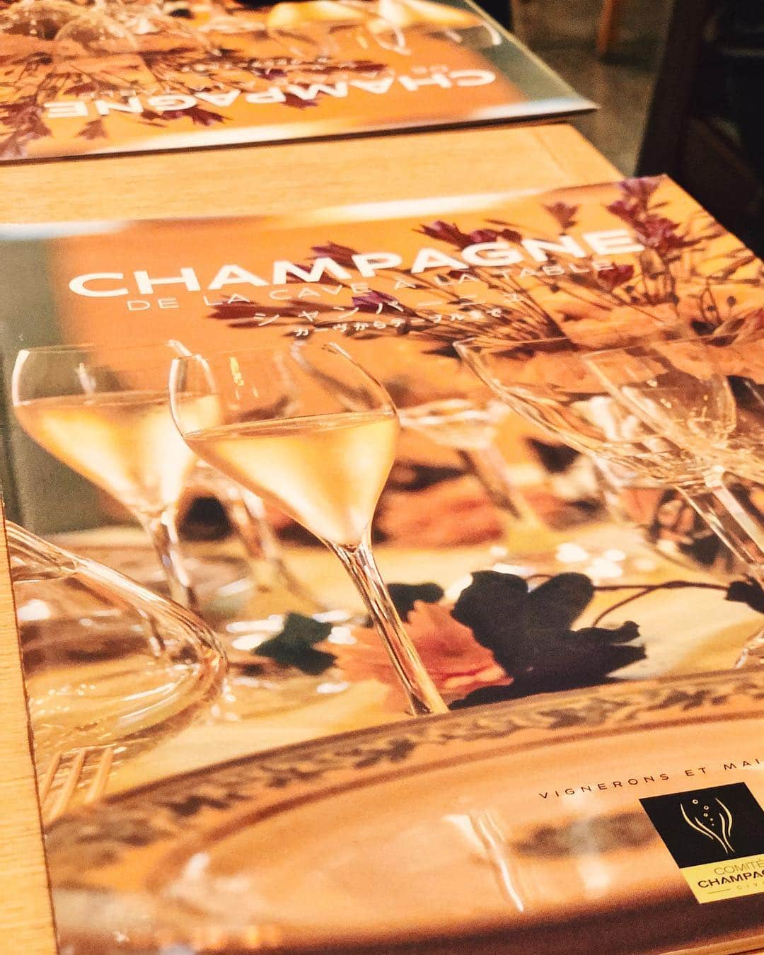 久林紘子さんのインスタグラム写真 - (久林紘子Instagram)「.﻿ La formation de “Dégustation” organisée par le Bureau Champagne au Japon🍾﻿ ﻿ ﻿ ﻿ ﻿ シャンパーニュ委員会 @champagne_japon 主催の「シャンパーニュとひつまぶし楽しむ会」にお招きいただきました。﻿ シャンパーニュと「鰻」「ひつまぶし」とのマリアージュを銀座マロニエゲートにある「備長炭ひつまぶし」にてお勉強。﻿ オーナーがワイン通とのことで、グラスからシャンパーニュがいただけ、ハーフボトルも置いていらっしゃるという、ひつまぶし店では珍しいお店👏﻿ ﻿ ひつまぶしには、日本酒、ビールだった私にとって、シャンパーニュとのマリアージュはまさに新世界✨﻿ 骨せんべい、肝、うざく(酢の物)、ひつまぶし。﻿ それぞれとのマリアージュの発見はもちろんのこと、肝の部位や、醤油をつける前とあと、ひつまぶしの食べ方、シャンパーニュの温度の変化にあわせて、またマリアージュの選択肢が一つではなくなっていくのが面白い発見でした👀✨﻿ ﻿ 3銘柄のブラインドテイスティングを各界、多方面でご活躍のステキなみなさまとご一緒させていただき刺激いっぱいの会でした。﻿ 自分の感覚をいつも以上に研ぎ澄まして飲み比べしながらのブラインドテイスティングは﻿ シャンパーニュとも食材ともじっくり向き合えて、ホームパーティーでもみんなでやったら色んな発見があって楽しそう💓﻿ ﻿ ﻿ Grand merci❤️🍾 ﻿@champagne_officiel @champagne_japon ﻿ #シャンパーニュ委員会 ﻿ #ComitéChampagne﻿ #MyChampagne﻿ #champagne #PierreMONCUIT #RoyerEtFils #Bollinger #CIVC #champagnelover #champagnelife #champagneaddict #champagneworldwide #シャンパーニュ #シャンパーニュロゼ  #シャンパーニュ好きな人と繋がりたい #シャンパーニュ大好き #シャンパーニュ好き #泡女 #シャンパーニュ委員会 #ひつまぶし #ひつまぶし備長 #鰻シャン」4月19日 20時26分 - rohicocco