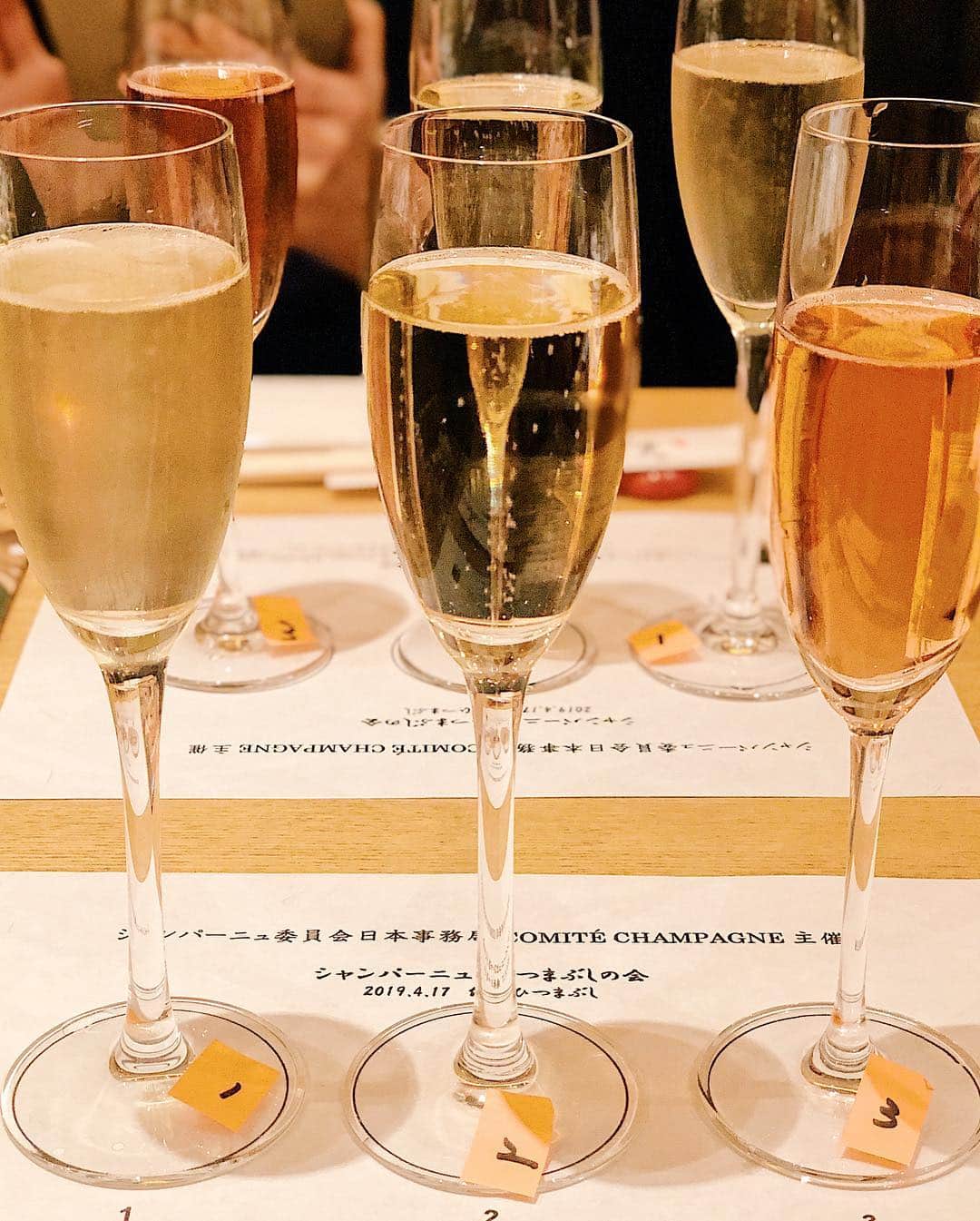 久林紘子さんのインスタグラム写真 - (久林紘子Instagram)「.﻿ La formation de “Dégustation” organisée par le Bureau Champagne au Japon🍾﻿ ﻿ ﻿ ﻿ ﻿ シャンパーニュ委員会 @champagne_japon 主催の「シャンパーニュとひつまぶし楽しむ会」にお招きいただきました。﻿ シャンパーニュと「鰻」「ひつまぶし」とのマリアージュを銀座マロニエゲートにある「備長炭ひつまぶし」にてお勉強。﻿ オーナーがワイン通とのことで、グラスからシャンパーニュがいただけ、ハーフボトルも置いていらっしゃるという、ひつまぶし店では珍しいお店👏﻿ ﻿ ひつまぶしには、日本酒、ビールだった私にとって、シャンパーニュとのマリアージュはまさに新世界✨﻿ 骨せんべい、肝、うざく(酢の物)、ひつまぶし。﻿ それぞれとのマリアージュの発見はもちろんのこと、肝の部位や、醤油をつける前とあと、ひつまぶしの食べ方、シャンパーニュの温度の変化にあわせて、またマリアージュの選択肢が一つではなくなっていくのが面白い発見でした👀✨﻿ ﻿ 3銘柄のブラインドテイスティングを各界、多方面でご活躍のステキなみなさまとご一緒させていただき刺激いっぱいの会でした。﻿ 自分の感覚をいつも以上に研ぎ澄まして飲み比べしながらのブラインドテイスティングは﻿ シャンパーニュとも食材ともじっくり向き合えて、ホームパーティーでもみんなでやったら色んな発見があって楽しそう💓﻿ ﻿ ﻿ Grand merci❤️🍾 ﻿@champagne_officiel @champagne_japon ﻿ #シャンパーニュ委員会 ﻿ #ComitéChampagne﻿ #MyChampagne﻿ #champagne #PierreMONCUIT #RoyerEtFils #Bollinger #CIVC #champagnelover #champagnelife #champagneaddict #champagneworldwide #シャンパーニュ #シャンパーニュロゼ  #シャンパーニュ好きな人と繋がりたい #シャンパーニュ大好き #シャンパーニュ好き #泡女 #シャンパーニュ委員会 #ひつまぶし #ひつまぶし備長 #鰻シャン」4月19日 20時26分 - rohicocco