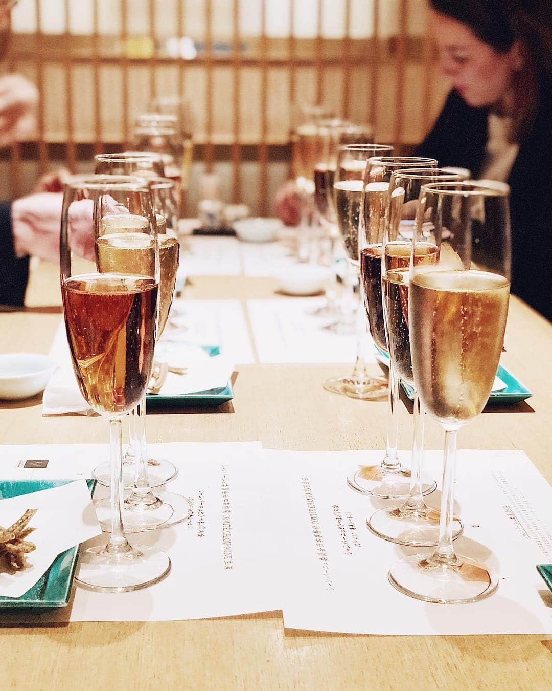 久林紘子さんのインスタグラム写真 - (久林紘子Instagram)「.﻿ La formation de “Dégustation” organisée par le Bureau Champagne au Japon🍾﻿ ﻿ ﻿ ﻿ ﻿ シャンパーニュ委員会 @champagne_japon 主催の「シャンパーニュとひつまぶし楽しむ会」にお招きいただきました。﻿ シャンパーニュと「鰻」「ひつまぶし」とのマリアージュを銀座マロニエゲートにある「備長炭ひつまぶし」にてお勉強。﻿ オーナーがワイン通とのことで、グラスからシャンパーニュがいただけ、ハーフボトルも置いていらっしゃるという、ひつまぶし店では珍しいお店👏﻿ ﻿ ひつまぶしには、日本酒、ビールだった私にとって、シャンパーニュとのマリアージュはまさに新世界✨﻿ 骨せんべい、肝、うざく(酢の物)、ひつまぶし。﻿ それぞれとのマリアージュの発見はもちろんのこと、肝の部位や、醤油をつける前とあと、ひつまぶしの食べ方、シャンパーニュの温度の変化にあわせて、またマリアージュの選択肢が一つではなくなっていくのが面白い発見でした👀✨﻿ ﻿ 3銘柄のブラインドテイスティングを各界、多方面でご活躍のステキなみなさまとご一緒させていただき刺激いっぱいの会でした。﻿ 自分の感覚をいつも以上に研ぎ澄まして飲み比べしながらのブラインドテイスティングは﻿ シャンパーニュとも食材ともじっくり向き合えて、ホームパーティーでもみんなでやったら色んな発見があって楽しそう💓﻿ ﻿ ﻿ Grand merci❤️🍾 ﻿@champagne_officiel @champagne_japon ﻿ #シャンパーニュ委員会 ﻿ #ComitéChampagne﻿ #MyChampagne﻿ #champagne #PierreMONCUIT #RoyerEtFils #Bollinger #CIVC #champagnelover #champagnelife #champagneaddict #champagneworldwide #シャンパーニュ #シャンパーニュロゼ  #シャンパーニュ好きな人と繋がりたい #シャンパーニュ大好き #シャンパーニュ好き #泡女 #シャンパーニュ委員会 #ひつまぶし #ひつまぶし備長 #鰻シャン」4月19日 20時26分 - rohicocco