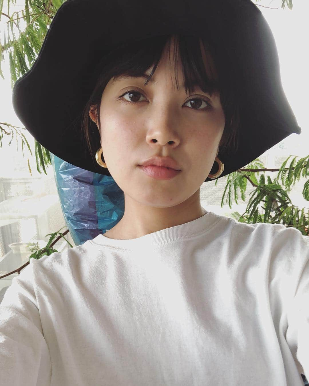 垣内彩未さんのインスタグラム写真 - (垣内彩未Instagram)「日々のお外遊びに 帽子かぶらなきゃ そろそろマズい日差し....🌞👩‍👧． 展示会でオーダーしていた @moussyofficial の つば広帽子、活躍してくれそう。 水着の時かぶっても良いかも☺️ 子供の頃からソバカスいっぱいあって、 特に気にせず生きてきたけれど さすがにもうこれ以上は要らんわ🙅🏻‍♀️と。  そんなお年頃。笑」4月19日 20時31分 - kakiuchiayami