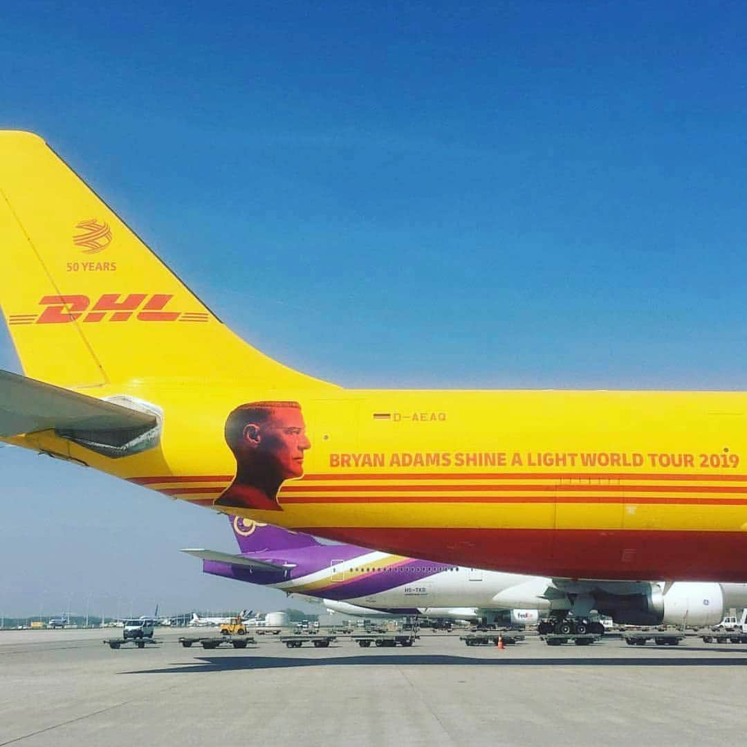 ブライアン・アダムスさんのインスタグラム写真 - (ブライアン・アダムスInstagram)「DHL are our Shine A Light tour partners for their 50th anniversary. they plan to plant a tree for every ticket sold this year, which we estimate will be around 850,000 trees 🌳! That’s a small forest. I hope more artists do this kind of eco-partnership in the future, I’m proud to be part of this initiative. #bryanadamsshinealight #dhl #plantatree #govegan Thanks to @eddmspotter for the photo」4月19日 20時32分 - bryanadams