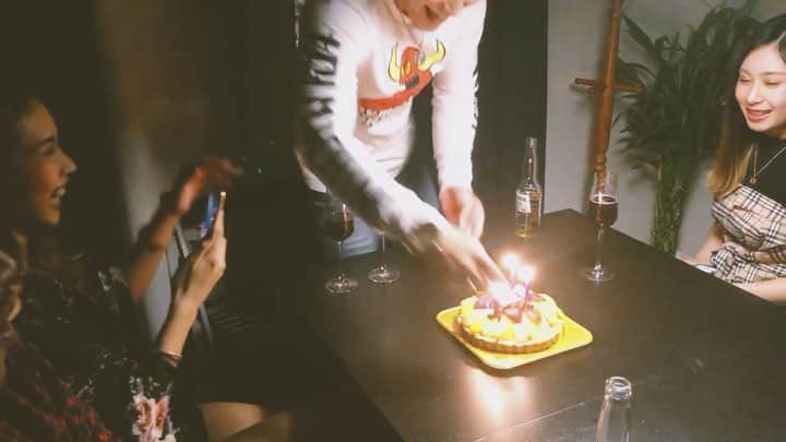 のインスタグラム：「20歳おめでとう㊗️🎉. . そしてママになることもおめでとう😌. . 最初に知らせを聞いた時、かっちゃんと涙が溢れて止まらなかった。  最初にお兄ちゃん達に報告しなきゃと言ってくれた事も嬉しい。  予定日を聞いた時「10/26」ってお医者さんが言ってたらしいんだけど  その日は弟の命日なんだ。  皆んなびっくりしたよ。  無事に産まれて来るのを楽しみにしてる😌. . #誕生日 #家族」