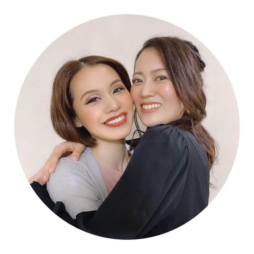 煌月爽矢のインスタグラム：「.﻿﻿ .﻿﻿ 【笑う男】﻿﻿ ﻿﻿ 観に行ってきました(ｎ´ω`ｎ)﻿﻿ ﻿﻿ ﻿﻿ ﻿﻿ ﻿﻿ としさんが！！！﻿﻿ 普通にミュージカル女優すぎて😂😂😂﻿﻿ ﻿﻿ ﻿﻿ 知ってはいるけど…﻿﻿ あんなに歌えるのにあんなに踊れて本当凄い。笑﻿﻿ ﻿﻿ 始め、貴族の女性として出ているとしさんに気付かない人もチラホラいると聞きましたが、私明かりがついた瞬間にとしさんの事わかって、我ながら流石やなーと😂﻿﻿ ﻿﻿ とても素敵でした！！！！﻿﻿ ﻿﻿ ﻿﻿ ﻿﻿ ねねさんも安定の可愛さ✨✨✨﻿ 私、ねねさんの眉毛がハの字に下がった時の表情が﻿昔から大好きなんです( ´,_ゝ`)﻿ ﻿ ﻿ ﻿ 最近我每天复习中文﻿ 因为我打算挑战HSK﻿ 可是中文很难⋯我会加油💪加〜油〜🤩🤩🤩﻿ ﻿ ﻿ ﻿ ﻿﻿ ﻿﻿ #日生劇場﻿﻿ #ミュージカル﻿﻿ #アン女王面白かった﻿﻿ #意外と久しぶりなとしさん﻿﻿ #けどきっとまたすぐ会う﻿﻿ ﻿﻿ ﻿﻿ 最近我沉迷微博！﻿﻿ 微博粉丝数目标1,000人！！！﻿﻿」