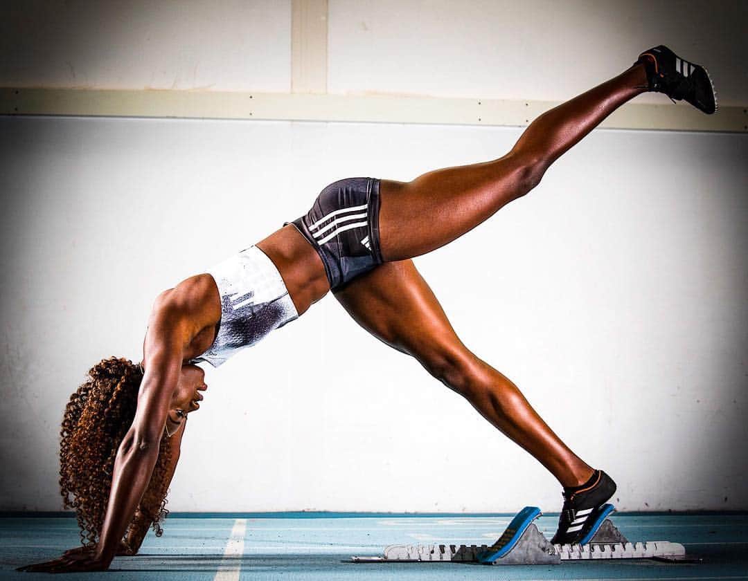 デズリー・ヘンリーさんのインスタグラム写真 - (デズリー・ヘンリーInstagram)「ON YOUR MARKS ‼️ #RaceWeekend 💨 . . . . . . . . *📸 @oliverh83  #Adidas#AdidasWomen#TrackAndField#Competition#Athlete#Sprinter#RaceWeekend#BlockStarts#Fitness#Health#Lifestyle#Athletic#DarkskinWomen#blackgirlmotivation#Photoshoot#Model#Photography#3stripe#3stripelife」4月19日 20時40分 - desiree_lh