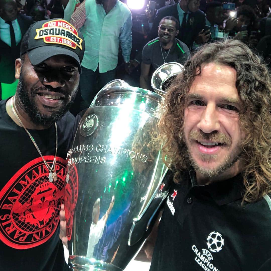 UEFAチャンピオンズリーグさんのインスタグラム写真 - (UEFAチャンピオンズリーグInstagram)「Two legends🤩, one #unmissable selfie🤳🏆 in #Nigeria🇳🇬 - Which one of them are you picking for your team @carles5puyol or @official_jj10 🤔 #UCLTrophyTour @heineken」4月19日 20時43分 - championsleague