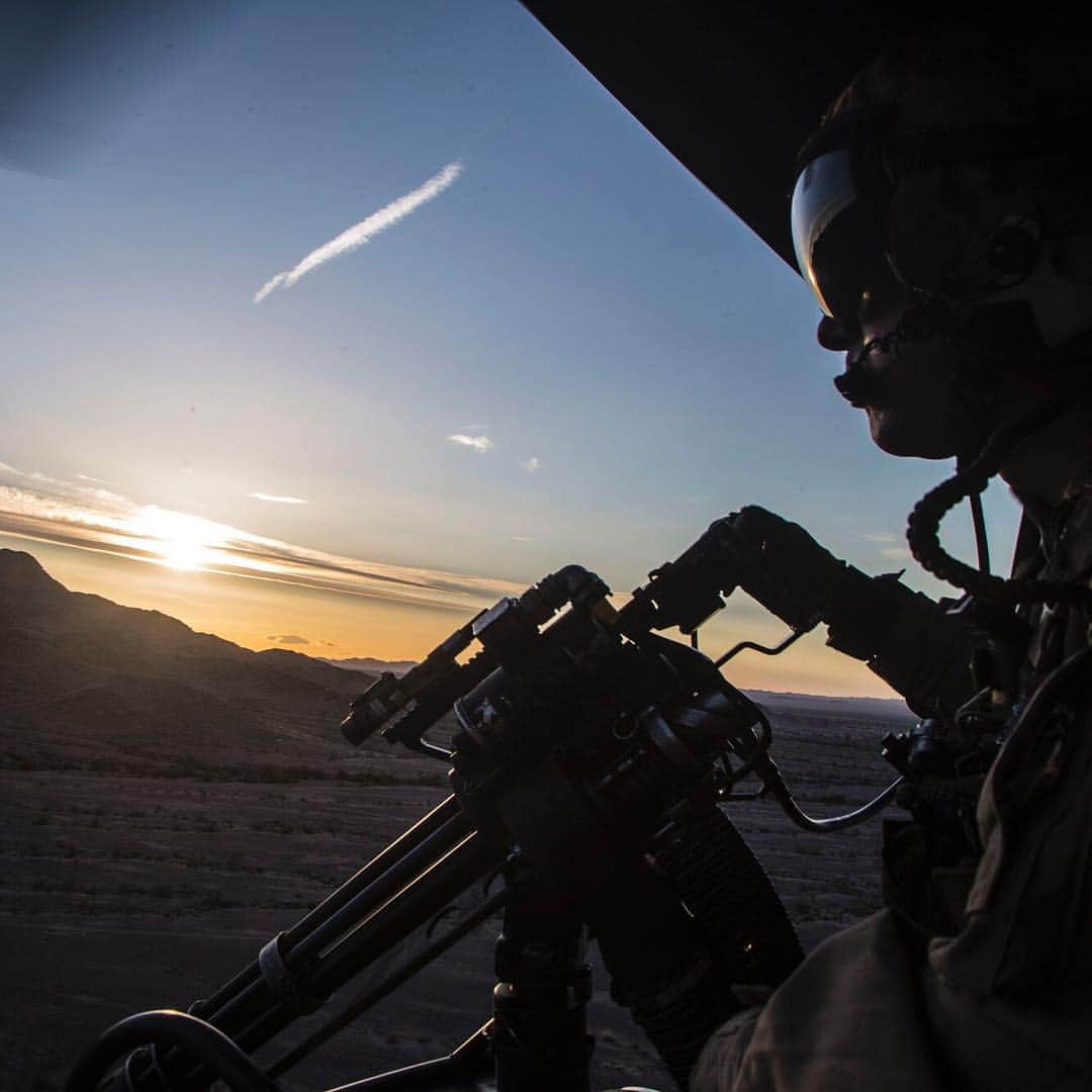 アメリカ海兵隊さんのインスタグラム写真 - (アメリカ海兵隊Instagram)「When the Sun Goes Down…  Sgt. Matthew Lindstrom, a helicopter mechanic with Marine Aircraft Group 29, 2nd Marine Aircraft Wing, scans for targets in support of an offensive air support exercise during Weapons and Tactics Instructor course 2-19 in Yuma, Arizona. (U.S. Marine Corps photo by Lance Cpl. Levi J. Guerra)  #Marines #MarineCorps #Marine #MarineLife #Aviation #Arizona #Yuma #Fly #Military #Weapons #MilitaryLife #MarineLife #Rah #Yut #SemperFi #Sunset #SunsetPhotography」4月19日 20時43分 - marines