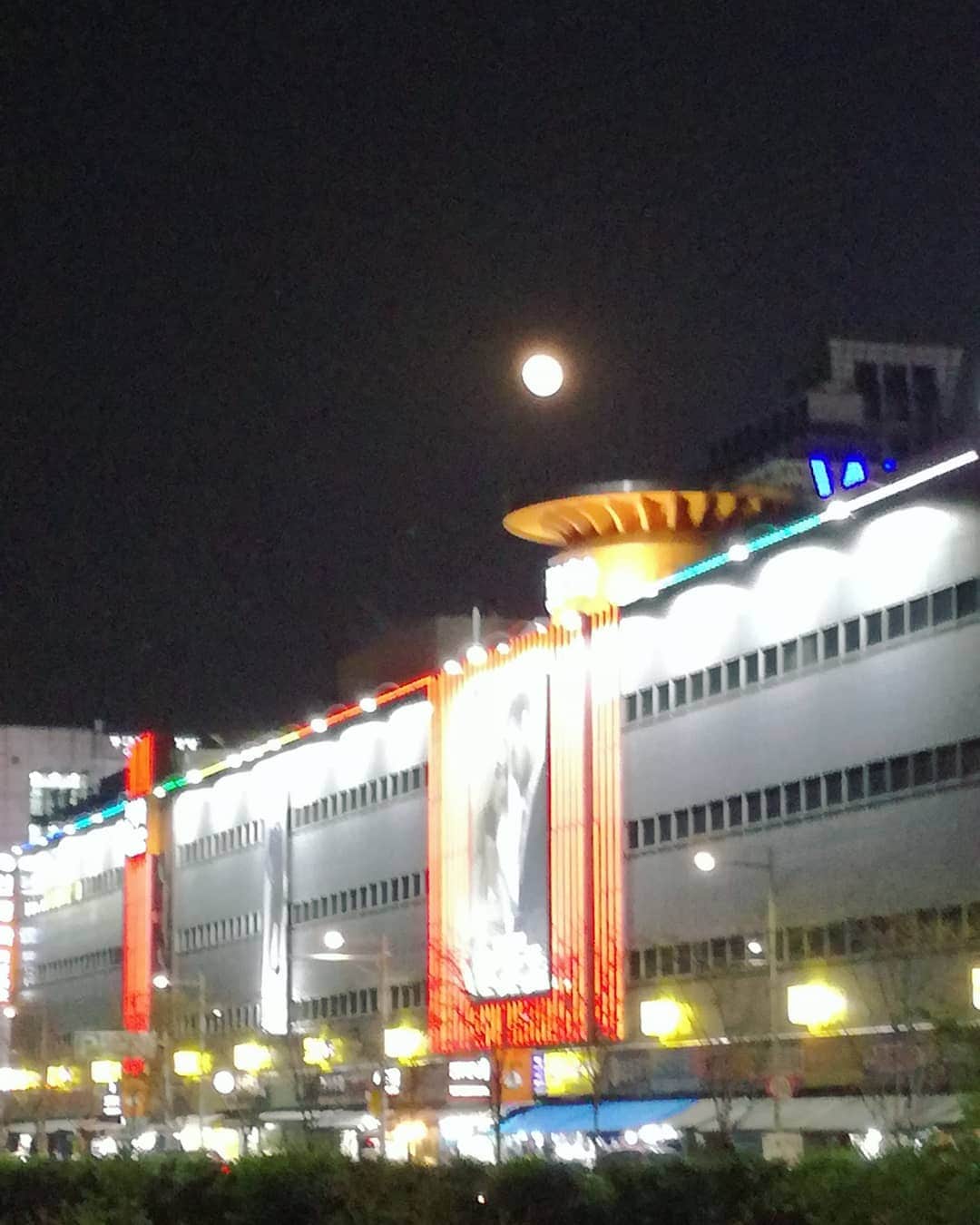 村治佳織さんのインスタグラム写真 - (村治佳織Instagram)「Such a great pleasure to see beautiful full moon in Seoul.  서울에서 보는 보름달도 좋네요  ソウルで見る満月もいいものです🌝  #満月　 #ソウル　 #感謝」4月19日 20時44分 - kaorimurajiofficial