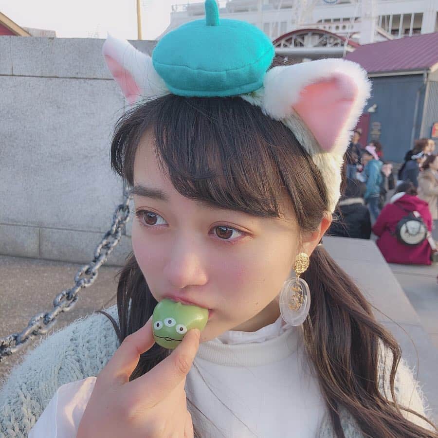 福田愛依さんのインスタグラム写真 - (福田愛依Instagram)「食べるのがもったいないくらい可愛かったリトルグリーンメン☺︎❤︎ どんな味か挑戦やったけどもっちもちでどれも美味しかった、、 そして、この日寒すぎ、た、！！ #初 #tds #リトルグリーンメン #ぷにぷに」4月19日 20時47分 - meii_cheer