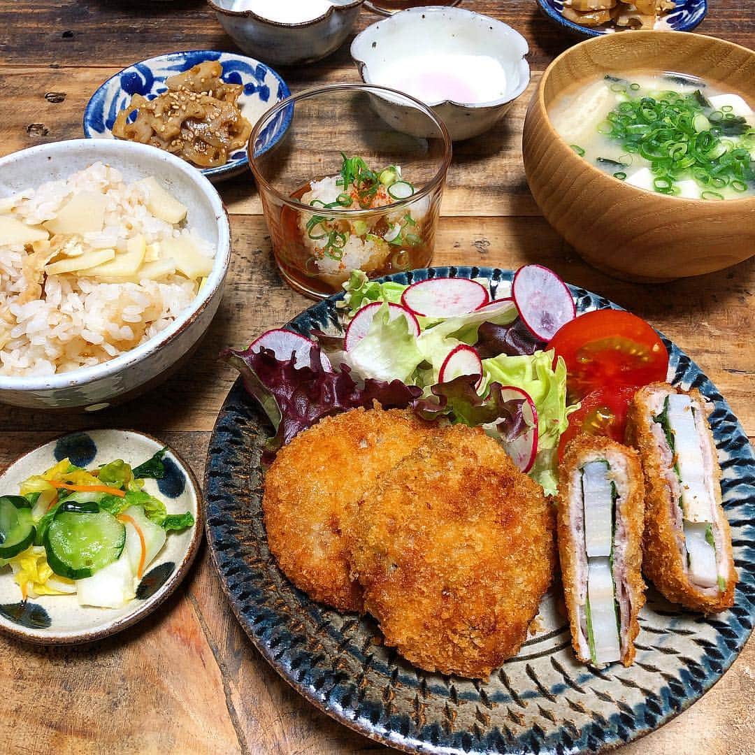 chaako ちゃあこのインスタグラム：「2019.4.19 * * 今日の晩御飯٩(๑❛ᴗ❛๑)۶ * ＊蓮根の大葉豚肉巻きフライ ＊生野菜 ＊蓮根のきんぴら ＊温泉卵 ＊お漬物 ＊豆腐とわかめのお味噌汁 ＊筍ごはん * でした(๑´ڡ`๑) * 今日は久しぶりに、蓮根の大葉豚肉巻きフライ。 これ、美味しいんですよー♡ * #ちゃあこレシピ * 蓮根を輪切りにして水に晒した後、レンジで3〜4分チン。 蓮根が冷めたら大葉で巻いて豚しゃぶ肉で巻いて塩胡椒。 あとはパン粉付けして揚げるだけ。 * これをソースで食べるのもいいですが、一味入りのおろしポン酢で食べると、より一層ウマウマです(´∀｀人) * * * #はなちゃんのこと * はなちゃんがですねー…ごはんをなかなか食べなくて。 * 今は手作りごはんを作ってあげてるのですが、食い付きが良い時と悪い時の差が激しくて。 * 今日なんか、朝ごはん全く食べなくて。 何をどうしても食べなくて。 * 2回作り直しても食べないから、1度買い物に行って帰ってきて、お昼にまた作り直して。 * 焼きたての豚モモ肉を加えたら、何とか食べて。 * でも決して、食欲がないわけでもなさそうで。 最初はカリカリ（ドライフード）が嫌なのかなーって思って、カリカリ入れずに…とかしてたけど、それでもすぐ食べる日と、そうじゃない日があって。 * 今日は朝に食べずに、お昼は14時前くらいに食べたのに、17時半過ぎにはもう何か食べたそうに、私がいるキッチンに何度も来て催促したり。 * なので早めの晩御飯をあげたら、ペロッと完食したり。 * 今は人参、かぼちゃ、ささみがベースの、他の野菜とか豆腐とか入れたスープを作って、それを白米と混ぜたり、上に豚肉を焼いて乗せたり、鯛のお刺身を焼いて乗せたり、色々調べて作ってはいるものの、食い付きが良くない時はどうしたらいいのか、わからなくなってo(TωT)o * 以前のはなちゃんなら、喜んで食べたであろうごはんを、なかなか食べないって… * 元気はあるし、動き回ったりはするのですが、今はその食事の壁にぶつかってます( ˃ ⌑ ˂ഃ ) * 先月にお腹の調子が悪くなってから、こうなっちゃって…どうしたものか(ﾉД`) * あと1ヶ月で15歳になるのですが、今まで絶好調にごはんを食べてくれてたことの方が珍しいのかもしれませんが、あんなに食いしん坊なはなちゃんが、ごはんの食い付きが悪いのを見てたら切なくなります… * でも苺や林檎は率先して食べたがるんですけどね。 だから食欲が無いのではなくて、好き嫌いしてるだけなのかなー。 * 食べる量もこの1ヶ月で減っちゃって… 心配が尽きません(T-T) * * *」