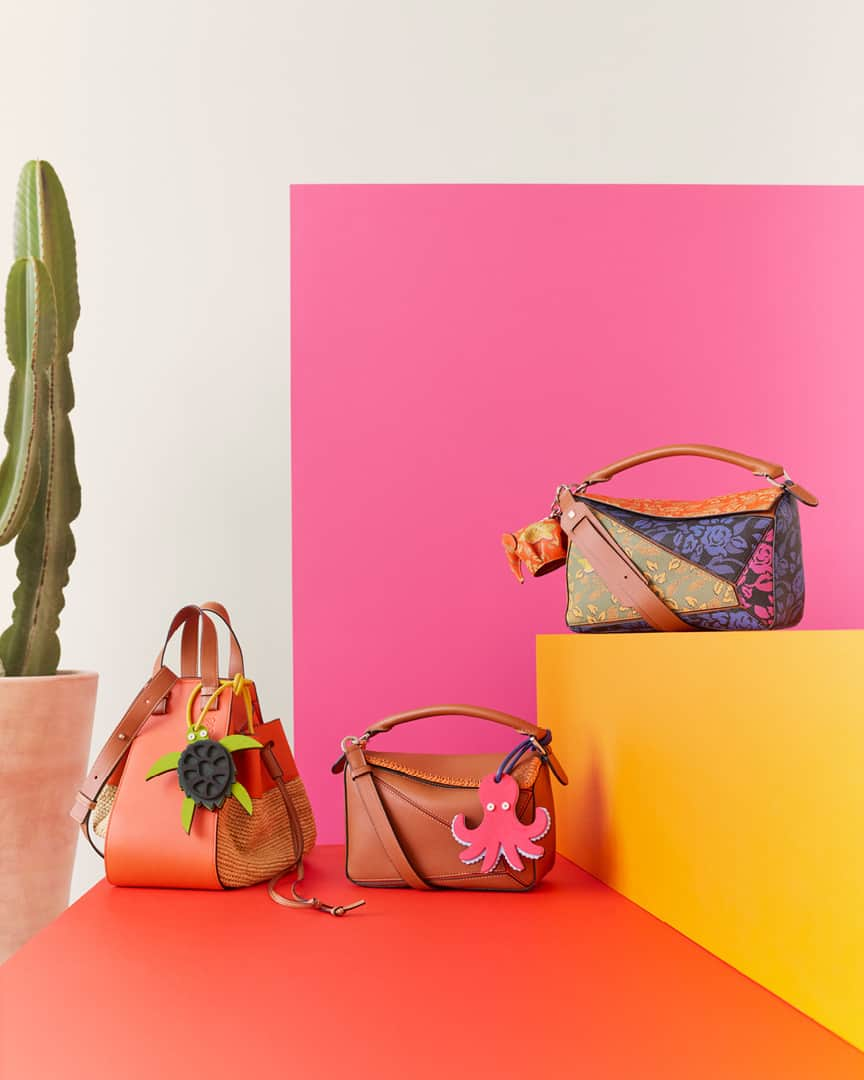 Loeweさんのインスタグラム写真 - (LoeweInstagram)「Paula's Ibiza presents a series of rustic yet refined Bags and Accessories that combine our signature material of leather with natural fibres, organic textures and pops of vibrant colour.  Available in store and on loewe.com  #LOEWEpaulas #LOEWE」4月19日 20時57分 - loewe