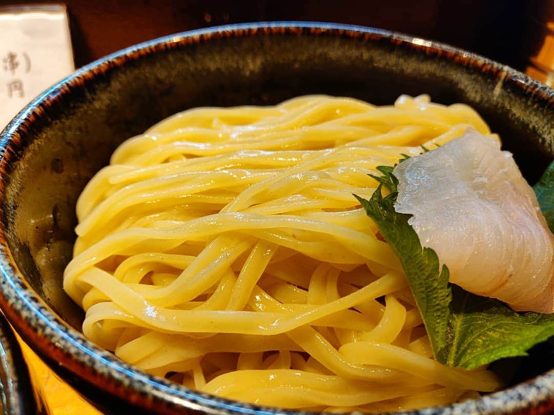 つけMen野郎さんのインスタグラム写真 - (つけMen野郎Instagram)「＿＿＿＿＿＿＿＿＿＿＿＿＿＿＿＿＿ 🍜：創作塩つけ麺(鮫鰈) 🏠：ラーメン巌哲(早稲田) ￣￣￣￣￣￣￣￣￣￣￣￣￣￣￣￣￣ 【一週間を有意義にする一食】 金夜の一食はどうしようか。そうだバスに乗ろう。今日は鮫鰈とな。麺までの時間をゆったりと、じわりじわりと待ち望む。しばししての… . ちゃっくどぉ〜ん！！ . 出汁、あぁうまい。誰が口にしてもそう思うのだろうけど、歳を重ねてわかる真の髄もあるだろう。自分なんかはまさにそうだ。噛み締めるように味わい、嗜む。鮫鰈の幽庵焼きのエネルギッシュだこと。骨までしゃぶってこその一品。溢れ出る脂のうまみに顔が綻び、息が漏れる。 毎週金曜日は巌哲に来ればそれだけで一週間過ごした価値がある。そんな風に思ってしまうよね。」4月19日 20時49分 - bokurarri