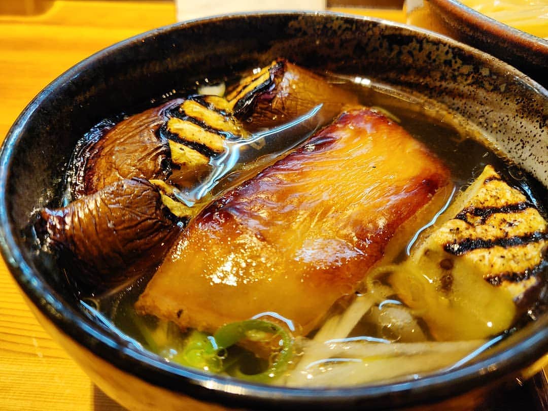 つけMen野郎さんのインスタグラム写真 - (つけMen野郎Instagram)「＿＿＿＿＿＿＿＿＿＿＿＿＿＿＿＿＿ 🍜：創作塩つけ麺(鮫鰈) 🏠：ラーメン巌哲(早稲田) ￣￣￣￣￣￣￣￣￣￣￣￣￣￣￣￣￣ 【一週間を有意義にする一食】 金夜の一食はどうしようか。そうだバスに乗ろう。今日は鮫鰈とな。麺までの時間をゆったりと、じわりじわりと待ち望む。しばししての… . ちゃっくどぉ〜ん！！ . 出汁、あぁうまい。誰が口にしてもそう思うのだろうけど、歳を重ねてわかる真の髄もあるだろう。自分なんかはまさにそうだ。噛み締めるように味わい、嗜む。鮫鰈の幽庵焼きのエネルギッシュだこと。骨までしゃぶってこその一品。溢れ出る脂のうまみに顔が綻び、息が漏れる。 毎週金曜日は巌哲に来ればそれだけで一週間過ごした価値がある。そんな風に思ってしまうよね。」4月19日 20時49分 - bokurarri