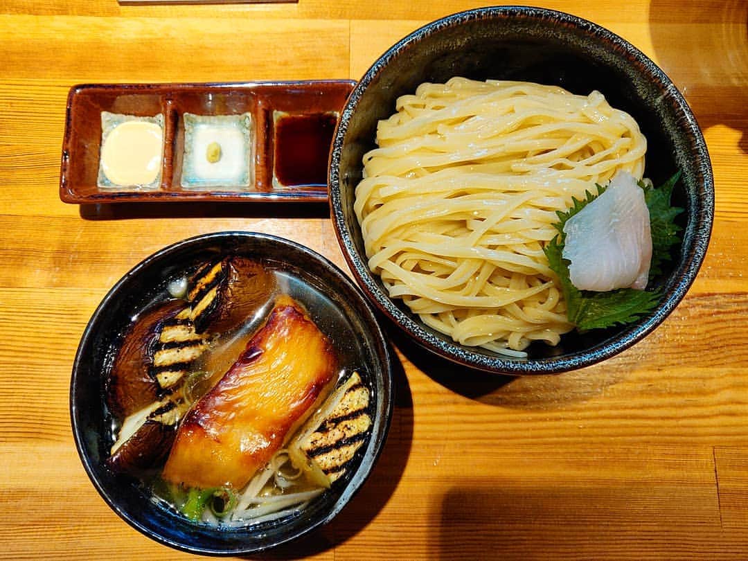 つけMen野郎さんのインスタグラム写真 - (つけMen野郎Instagram)「＿＿＿＿＿＿＿＿＿＿＿＿＿＿＿＿＿ 🍜：創作塩つけ麺(鮫鰈) 🏠：ラーメン巌哲(早稲田) ￣￣￣￣￣￣￣￣￣￣￣￣￣￣￣￣￣ 【一週間を有意義にする一食】 金夜の一食はどうしようか。そうだバスに乗ろう。今日は鮫鰈とな。麺までの時間をゆったりと、じわりじわりと待ち望む。しばししての… . ちゃっくどぉ〜ん！！ . 出汁、あぁうまい。誰が口にしてもそう思うのだろうけど、歳を重ねてわかる真の髄もあるだろう。自分なんかはまさにそうだ。噛み締めるように味わい、嗜む。鮫鰈の幽庵焼きのエネルギッシュだこと。骨までしゃぶってこその一品。溢れ出る脂のうまみに顔が綻び、息が漏れる。 毎週金曜日は巌哲に来ればそれだけで一週間過ごした価値がある。そんな風に思ってしまうよね。」4月19日 20時49分 - bokurarri