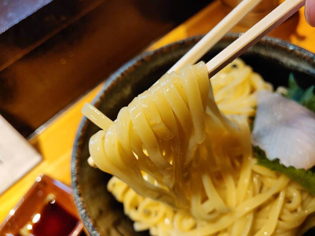 つけMen野郎さんのインスタグラム写真 - (つけMen野郎Instagram)「＿＿＿＿＿＿＿＿＿＿＿＿＿＿＿＿＿ 🍜：創作塩つけ麺(鮫鰈) 🏠：ラーメン巌哲(早稲田) ￣￣￣￣￣￣￣￣￣￣￣￣￣￣￣￣￣ 【一週間を有意義にする一食】 金夜の一食はどうしようか。そうだバスに乗ろう。今日は鮫鰈とな。麺までの時間をゆったりと、じわりじわりと待ち望む。しばししての… . ちゃっくどぉ〜ん！！ . 出汁、あぁうまい。誰が口にしてもそう思うのだろうけど、歳を重ねてわかる真の髄もあるだろう。自分なんかはまさにそうだ。噛み締めるように味わい、嗜む。鮫鰈の幽庵焼きのエネルギッシュだこと。骨までしゃぶってこその一品。溢れ出る脂のうまみに顔が綻び、息が漏れる。 毎週金曜日は巌哲に来ればそれだけで一週間過ごした価値がある。そんな風に思ってしまうよね。」4月19日 20時49分 - bokurarri
