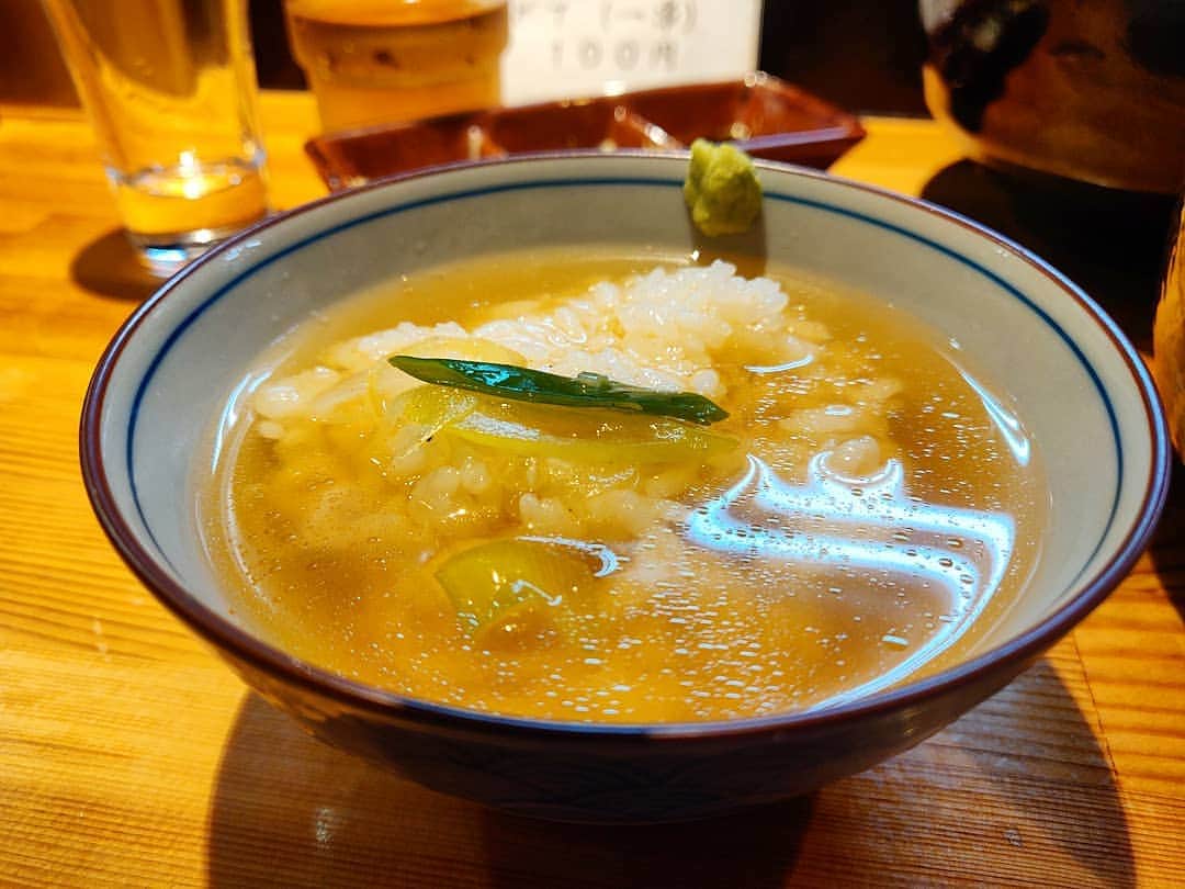 つけMen野郎さんのインスタグラム写真 - (つけMen野郎Instagram)「＿＿＿＿＿＿＿＿＿＿＿＿＿＿＿＿＿ 🍜：創作塩つけ麺(鮫鰈) 🏠：ラーメン巌哲(早稲田) ￣￣￣￣￣￣￣￣￣￣￣￣￣￣￣￣￣ 【一週間を有意義にする一食】 金夜の一食はどうしようか。そうだバスに乗ろう。今日は鮫鰈とな。麺までの時間をゆったりと、じわりじわりと待ち望む。しばししての… . ちゃっくどぉ〜ん！！ . 出汁、あぁうまい。誰が口にしてもそう思うのだろうけど、歳を重ねてわかる真の髄もあるだろう。自分なんかはまさにそうだ。噛み締めるように味わい、嗜む。鮫鰈の幽庵焼きのエネルギッシュだこと。骨までしゃぶってこその一品。溢れ出る脂のうまみに顔が綻び、息が漏れる。 毎週金曜日は巌哲に来ればそれだけで一週間過ごした価値がある。そんな風に思ってしまうよね。」4月19日 20時49分 - bokurarri