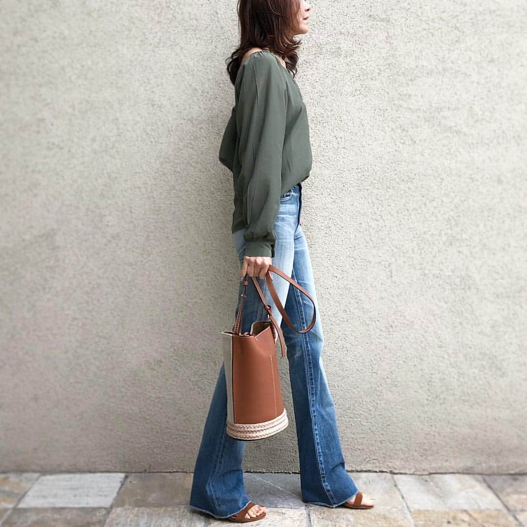 akko3839さんのインスタグラム写真 - (akko3839Instagram)「﻿ ﻿ ﻿ khaki×denim﻿ ﻿ ﻿ ﻿ ネックの開きが綺麗なブラウス◡̈* ﻿ ﻿ ﻿ ﻿ top @fifth_store #fifth#fifthtl﻿ denim @ysl﻿ bag @loewe﻿ sandal @nebulonie.japan﻿」4月19日 20時51分 - akko3839