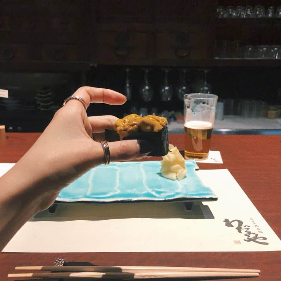 松尾 瞳さんのインスタグラム写真 - (松尾 瞳Instagram)「. １ヶ月前お寿司食べに行こうとしたら空いてなくて結局肉寿司を食べ、２週間前行こうとしたらL.O.に間に合わず精神的お預けをくらいまくった後の念願の🍣🤤💕 . 熟成鮨とビール、、✌︎ はぁ。幸せタイムだった〜〜 . #お寿司 #鮨 #わだのや #恵比寿グルメ #恵比寿 #東京グルメみんなおちえて」4月19日 20時52分 - hitomimatsuo.09