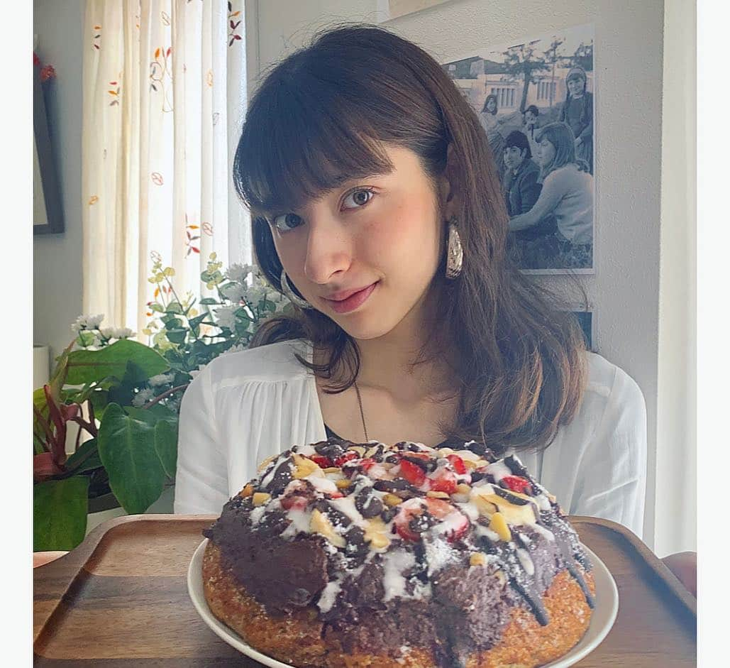 LINA（吉村リナ）さんのインスタグラム写真 - (LINA（吉村リナ）Instagram)「Making my original vegan birthday cake, round two🤤🍰🍓 With the same recipe from 2 days ago, but this time I baked it with the rice cooker, and it turned fantastic 🤭💖Trust me, it’s much easier than using the oven!!! ・ 2日前に投稿した『私風Veganバースデーケーキ🎂』をもう１つ頼まれ、同じレシピだけど今回は炊飯器で炊いてみたら、まさかの大成功な仕上がり😳🙆‍♀️💖 ・ PS. 私は炊飯器をよく使うことに気がついた🤭お米やキヌアの他にも、ストックするオートミールを炊いたり、野菜を蒸したり🥦🍠🥕、スープを作ったり、おかずやお米を電子レンジの代わりに温めなおすのに使ったり…知らずうちにとてもお世話になっている方だったわ🙏✨笑」4月19日 20時53分 - lina3336