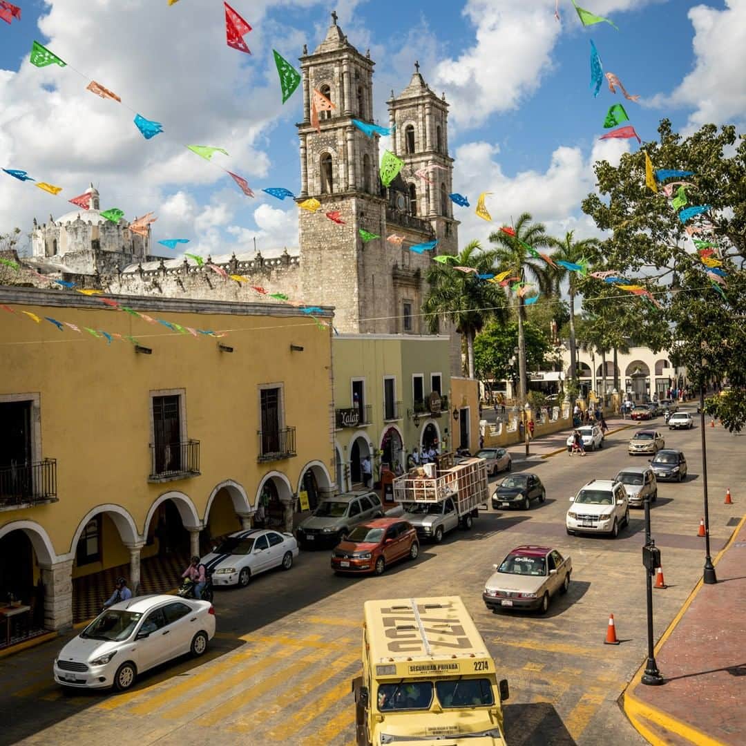 ルフトハンザさんのインスタグラム写真 - (ルフトハンザInstagram)「Less than 2 hours from Cancún lies the small village of Valladolid. The town is famous for its pastel-colored houses, colorful flag chains and the small cathedral Iglesia de San Servacio. #Cancún #Lufthansa #CityOfTheMonth」4月19日 21時00分 - lufthansa