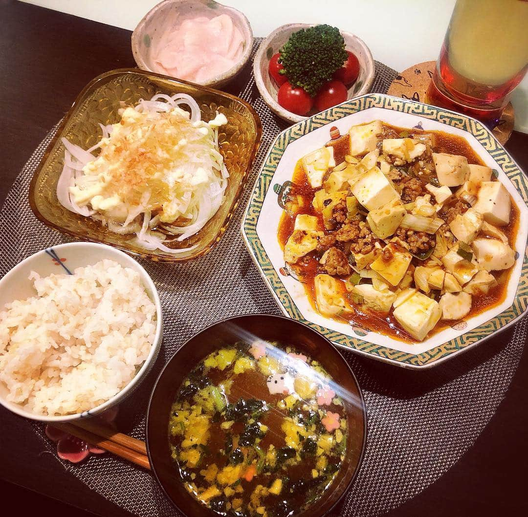 森本さやかさんのインスタグラム写真 - (森本さやかInstagram)「#麻婆豆腐  #新玉ねぎのスライスサラダ  #cooking #cookingram  #homecooking  #夜ごはん #お家ごはん」4月19日 21時02分 - sayakamorimoto1011