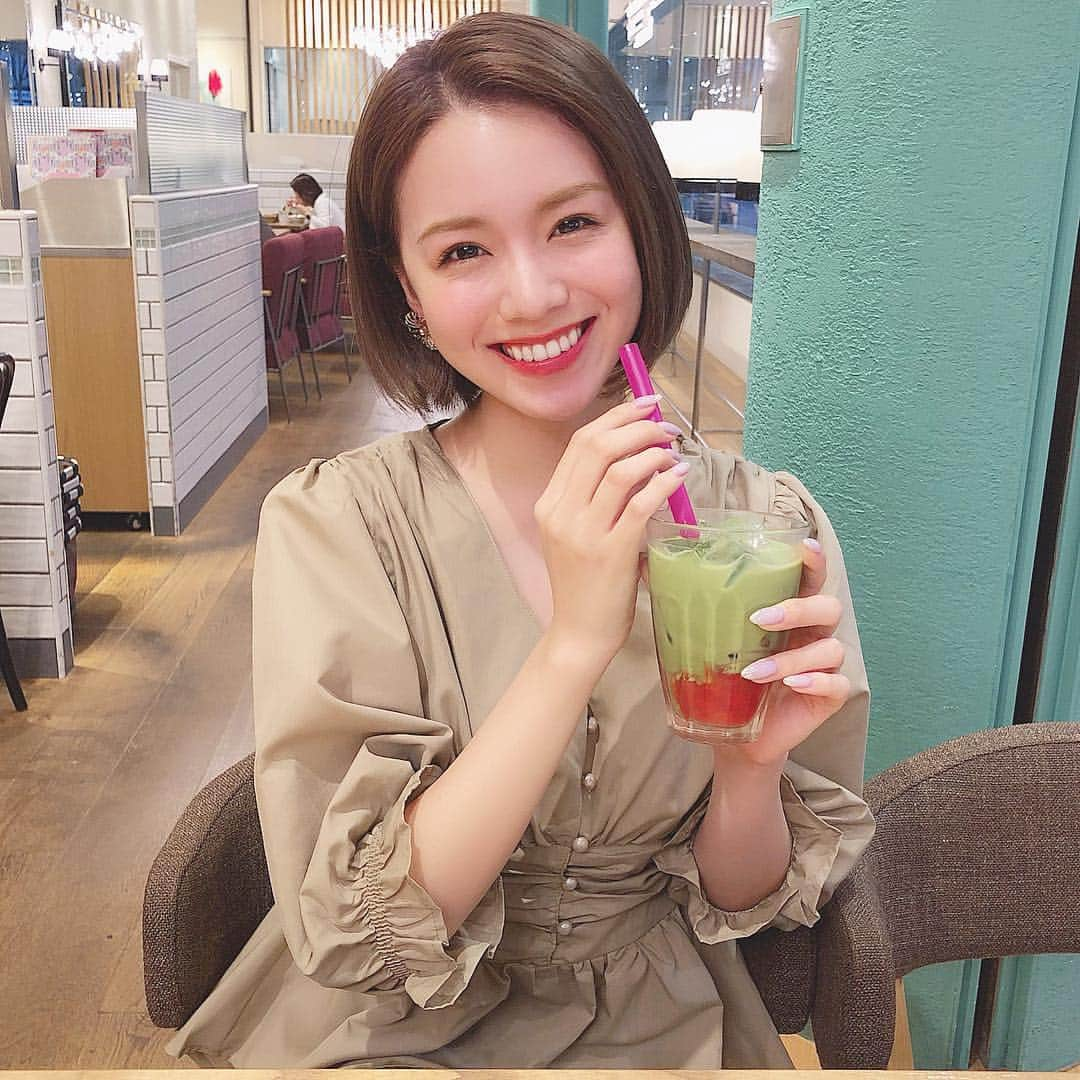 黒田真友香さんのインスタグラム写真 - (黒田真友香Instagram)「新幹線なう〜🚅 抹茶いちごラテ美味しかった🍓  この前ストーリーに載せて質問多かったトップスは #fifth の #ウエストマークチュニック です🥰  YouTubeアップしたので見てね〜！ またミスって通知オフにして公開してしまった🙇‍♀️ #フィフス #fifthtl」4月19日 21時04分 - kurodamayukaxx