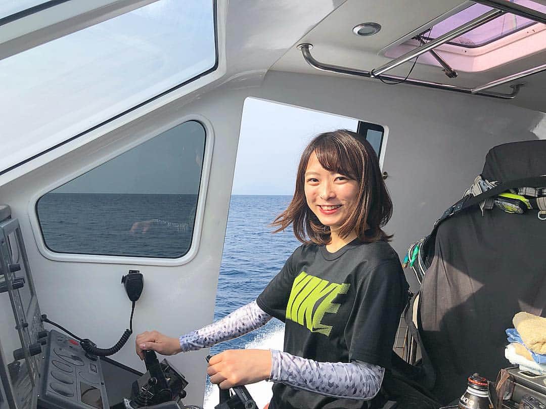 高本采実さんのインスタグラム写真 - (高本采実Instagram)「🎣 3日目 さぁさぁ出船ですよ〜☺️⛴ 少しの間だけ、 キャプテンさせていただきました«٩(*´ `*)۶»🛥 . . . . . . #BIGDIPPER #奄美大島 #トカラ列島  #GT #GT釣行 #gtfishing  #ロウニンアジ #キャスティング #タックル #tackle #ルアー #lure #daiwa #船 #出船 #キャプテン #captain #夕日 #海 #船上 #海景色 #海スタグラム #海好き #釣り好き #釣りガール #fishinggirl #ayamistagram」4月19日 21時14分 - ayami__summer