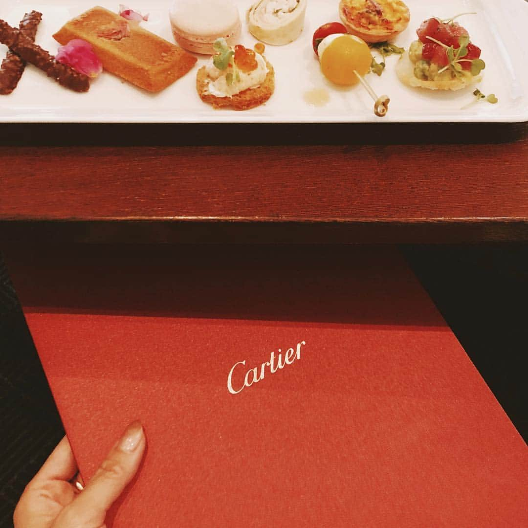 久林紘子さんのインスタグラム写真 - (久林紘子Instagram)「.﻿ Catch-up w/ @cartier 📍﻿﻿ ﻿﻿ ﻿﻿ ﻿﻿ ﻿﻿ この秋、国立新美術館でカルティエ大規模展があるとのこと！しかも会場構成は杉本博司さん率いる新素材研究所！もう今から楽しみで仕方ない❤️﻿ 今月発売になった新作のClash de Cartierシリーズもとってもすてきでした💋 ﻿ 「カルティエ、時の結晶」は国立新美術館で10/2より開催✔︎﻿ ﻿ ﻿ ﻿ Merci bcp @cartier ❤️ #cartiertokyo﻿﻿ #cartier #cartierjapan #cartierjewelry #jewelry #jewelrygram #fashion #instafashion #fashiongram #installation #fashioninsta #clashdecartier #カルティエ #ジュエリー #クラッシュドゥカルティエ #カルティエ時の結晶 #国立新美術館」4月19日 21時07分 - rohicocco