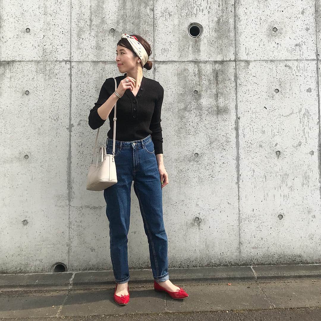 ayakoさんのインスタグラム写真 - (ayakoInstagram)「あったかい1日ꕥ 帰り遅めだから長袖カットソーで出発〜𓅮 気分じゃなくて1年近く眠ってた赤repetto.最近また履きたくなってきた。 blogにも書いたけど、このトップスとても良いですよ❣︎ ・ #zakkabox#zara#manipuri#マニプリ#バンダナ#バンダナアレンジ #repetto#レペット#バレエシューズ #aya__m_code #大人カジュアル#オトナカジュアル#ママコーデ#男の子ママ#シンプル#シンプルコーデ#simple#tagvery#ootd_kob#locari#ponte_fashion#fashiongram」4月19日 21時08分 - aya.masayan