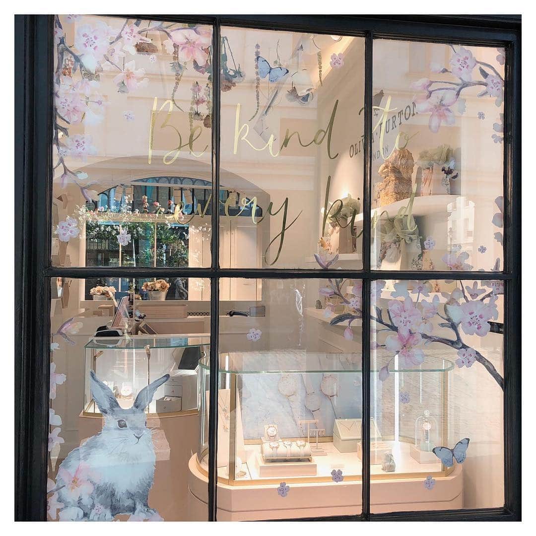 Olivia Burtonさんのインスタグラム写真 - (Olivia BurtonInstagram)「Bunnies have arrived at our Covent Garden Boutique! 🐰🌸 Pop in and see for yourself - we’re open all bank holiday weekend (even Easter Sunday!) ✨ #MyOliviaBurton #OliviaBurtonCG #CoventGarden」4月19日 21時08分 - oliviaburtonlondon