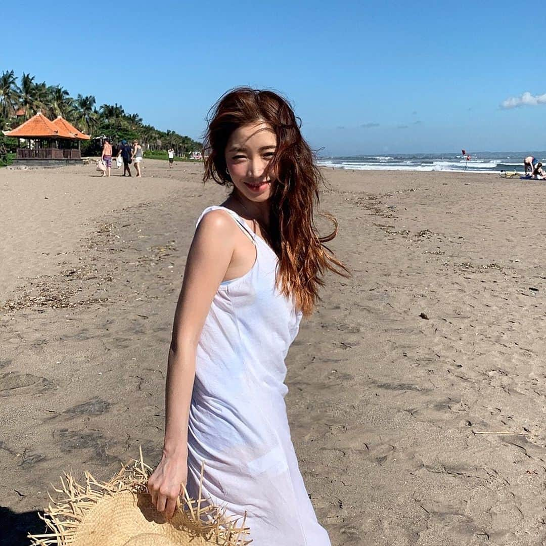 トキさんのインスタグラム写真 - (トキInstagram)「모자 날아가고 머리 날리고 하면 어때 요기 발린데🤷🏼‍♀️🥰💚 제작원피스 비치룩으로 딱이네유 증말👗」4月19日 21時16分 - minhee_jjjj