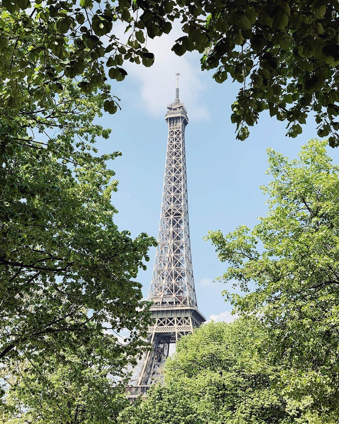 Carin Olssonさんのインスタグラム写真 - (Carin OlssonInstagram)「Ok, I don’t want to get too excited over here (already too late 😅) but it definitely feels like spring (read summer) in Paris today and I’m loving every second of it 😍🍃」4月19日 21時19分 - parisinfourmonths