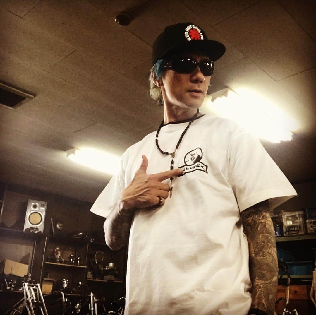 Ju-kenのインスタグラム：「at @stoopmotorcycles ! 新作T2種、どちらもイイぜ♫  名古屋のショーに行ける人は幸せだなぁ、、、 ぜひ、ゲットしてください！！」