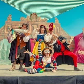 ボニー・モーガンのインスタグラム：「This Weekend!! The Flying Morgans Commedia del Arte’  Alfredo Commedia returns to the Original Renaissance Faire on the Felicity Cove Stage at 5:15! Sooooo many puns!! Photo by @starforeman @renaissancepleasurefaire #adventuresofbendybonnie #commedia #colombina #renaissancefaire #punny #shenanigans #masks #theflyingmorgans #alfredocommedia #bendybonnie」