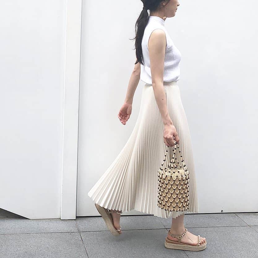 Tsuru by Mariko Oikawaさんのインスタグラム写真 - (Tsuru by Mariko OikawaInstagram)「＂Re stock"  大人気のプリーツスカートAlina/WHITEが本日再入荷致しました！ 'どこまでも広がるプリーツスカートを'というデザイナーの愛がこもったスカートは、TSURUオリジナルでおこしたプリーツ版。 形崩れしにくくシーズンレスに活躍する生地感も人気のポイント。  GWのお出かけにもおススメ♪  Alina/WHITE ¥35,000+tax size:34（w64㎝）、36（w68㎝） #tsurubymarikooikawa #restock」4月19日 12時43分 - tsurubymarikooikawa