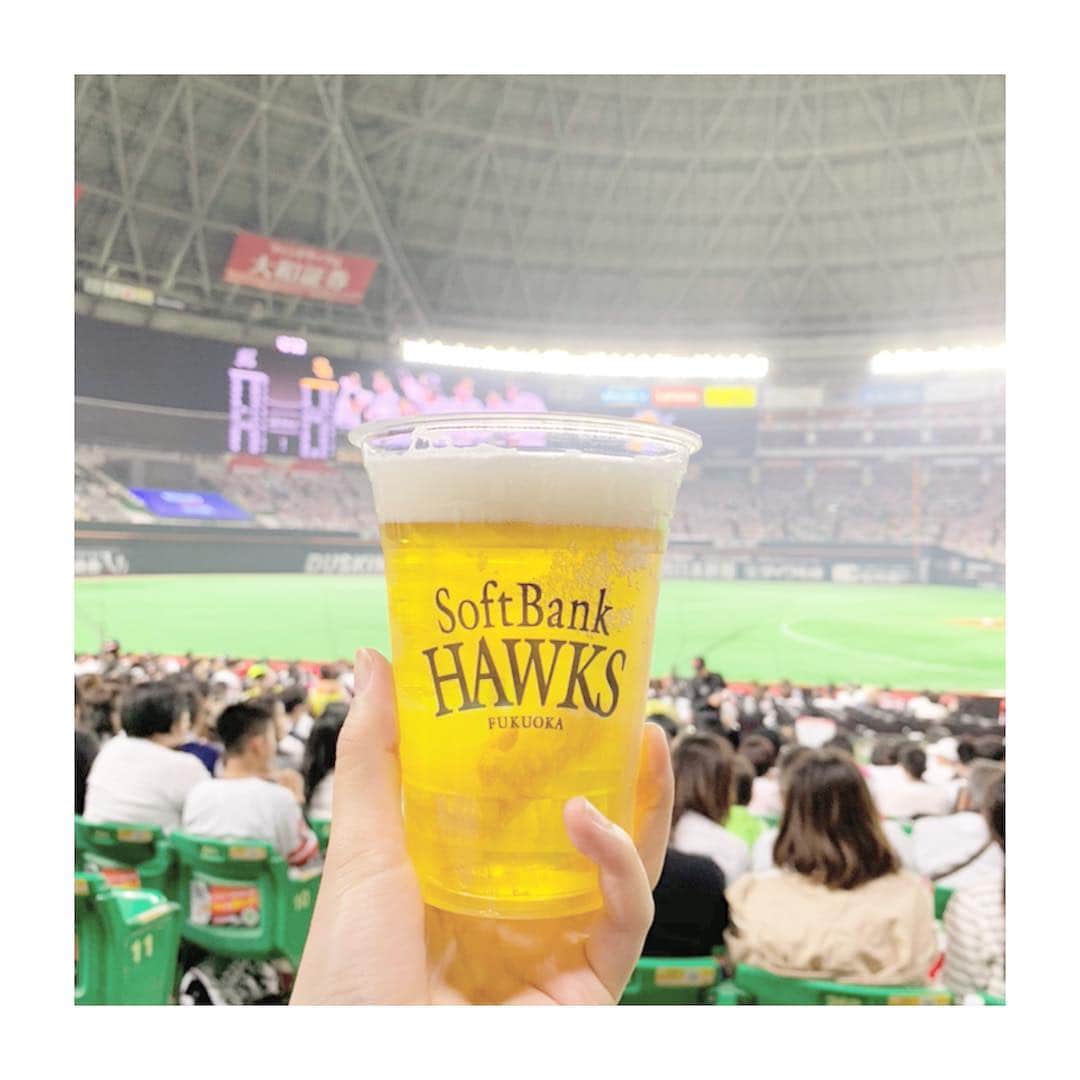 大崎みらいさんのインスタグラム写真 - (大崎みらいInstagram)「、 先日福岡に行って 初 #ヤフオクドーム ！！ 感動😭‼️ 、 スマホ充電コーナーあるんだよ…？ さすが #SoftBank …！ 抜け目ない…！ 、 席ついて3分でビール！ 試合前と試合間際に ビールやすくなるのね！ 素敵！ つい飲んじゃう！ 、 試合内容は鬼でした。笑 ソフトバンク、 7HR！ しかも全員違う打者！ 珍し過ぎ！ 、 外野にはお仕事で お世話になった皆様いて、 遊びに行ったよ！笑 ボード持ったり声出したり 面白かった🤣‼️ 、 ロッテのレアードを やっと観れたよー！ 寿司ポーズが変わったらしいのを 見たかったけど残念！ 、 ホーム球場のユニフォームを 買うっていう マイルールなので 上林ユニフォームを買ったよ！ お友達が上林くんファンなのが理由！ だけど 鬼人気でユニフォーム中々なかった！ 探し回ったよ！ 、 わたしはユニフォーム、 いつもLサイズを購入しているよ！ 球団ごとというか ブランドごとにサイズは 多少違うけど、 統一してLを買ってるよ！ 、 #開閉式ドーム を 初めて観れたよ😭😭😭 なぜか感動😭‼️笑 一回開け閉めするのに 何百万もかかるみたいね…！ …うん🙏👏笑 、 初ヤフオクドームは 最高でした！！ 声をかけてくださった方も ありがとうございました☺️‼️ 、 、 、 #福岡 #野球 #baseball #野球女子と繋がりたい  #球場 #ビール #ビール党 #酒飲み女子 #softbankhawks  #ダイエーホークス #のがしっくりくるけど #だいぶ慣れたよソフトバンク」4月19日 12時43分 - miccolo3