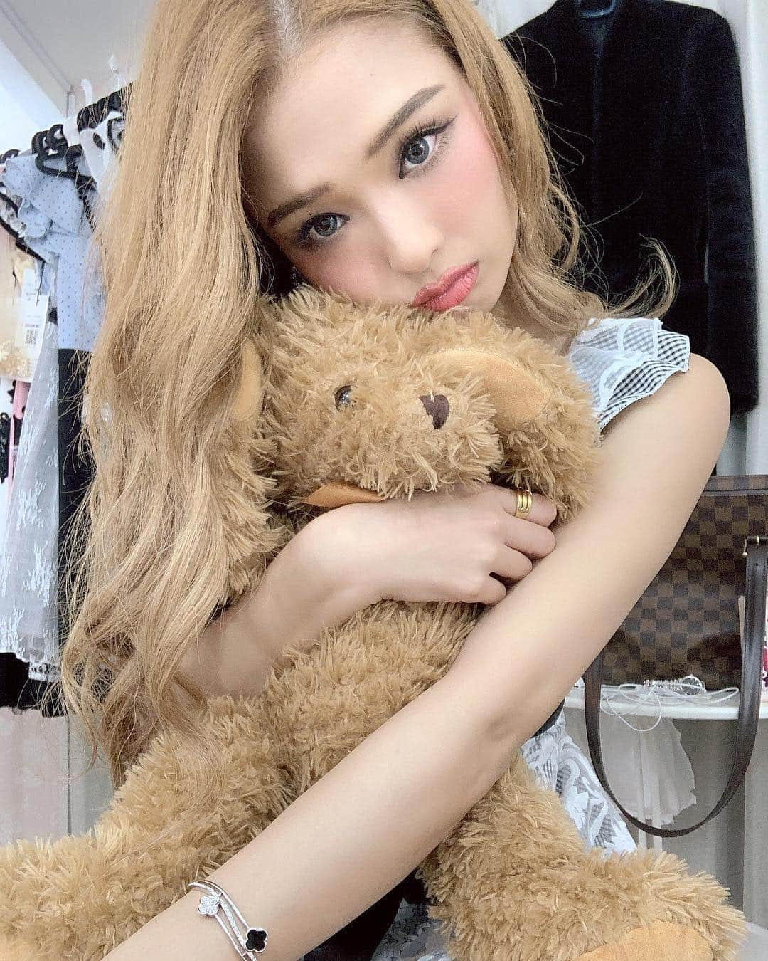 RiRiさんのインスタグラム写真 - (RiRiInstagram)「スタジオにいたくまさん🧸🎀 撮影前には、２週間に一度のまつエクの付け足しに行って、パッチリおめめに😘🎶 今回は、なっちゃんが予約いっぱいだったので、別の方に☺️💕 RounGe渋谷店 @rounge_nail_shibuya 🧡 アイラッシュ担当は、角田さん @rounge_eye_nao 👩🏻‍🦰 ネイル担当は、内田さん @rounge_nail_sayaka.u 👱🏼‍♀️ ☎️ 03-3463-3300 マツエクしながら、同時にフットネイルもしてもらいました🥴💡 フットは、ここ最近ずーっとブラックのマット🖤 シンプルが好み🥺💗 ありがとうございました❤️ #RounGe #roungenail #roungeeyelash #eyemakeup #eyelash #3dラッシュ . 👙by @mydress_dressshop #cyberjapan #cyberjapandancers #サイバージャパン #サイバージャパンダンサーズ #dress #mydress」4月19日 12時47分 - _ri420