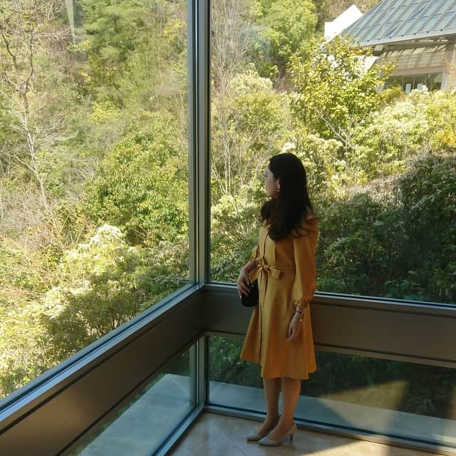 SunaUnaさんのインスタグラム写真 - (SunaUnaInstagram)「⭐️dresser style snap⭐️ 新緑🌿に映えるキイロのワンピース👗 お袖やウエストのリボンが上品で可愛く、前はボタンで前あきになるので羽織りとしても使える一着です！ 美術館の展示は国宝の『曜変天目』キラキラと美しかった〜✴️ネイルもキラキラさせて華やかに😊  #sunauna #スーナウーナ #プリント #print #ワンピース #onepiece #chinoiserie #シノワズリ #fashion #おしゃれ  #滋賀 #shiga #甲賀市 #信楽 #mihomuseum #ミホミュージアム  #美術館 #国宝 #曜変天目 #ネイル」4月19日 12時56分 - sunauna.official