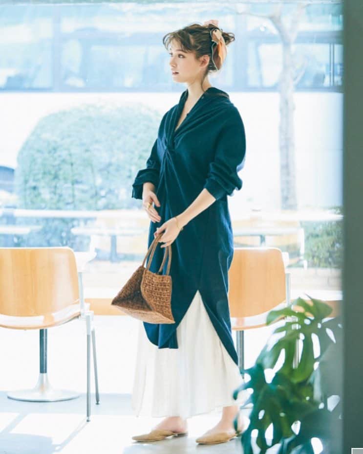 cancam_fashionのインスタグラム：「4月19日、今日の東京は曇り時々晴れ。最高気温23度、最低気温14度の予報です（気象庁調べ）。 気温にアップダウンがある4月は、カーデ感覚ではおれるジャケットコーデがおすすめ。季節感やトレンドをおさえながら防寒できるので、今の時期にぴったりです♪ ・ model @naomi_tora ・ 商品の詳細はプロフィールのURLからcheck✔️ . #cancam #cancamfashion #トラウデン直美 #今日のコーデ  #ロングシャツ #ロングスカート  #ootd」