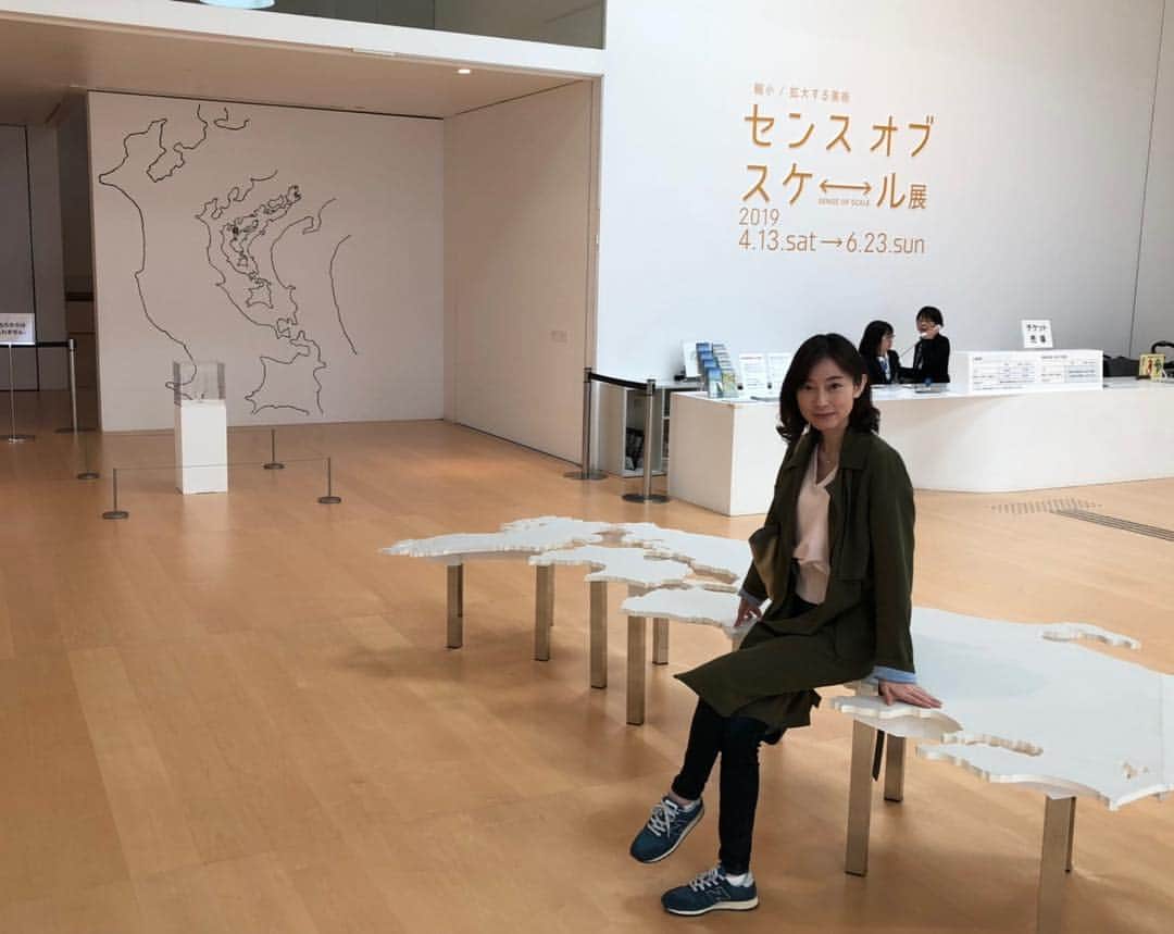 小橋めぐみさんのインスタグラム写真 - (小橋めぐみInstagram)「静岡にも座りました そんな今日は #地図の日 #横須賀美術館」4月19日 12時52分 - megumikok