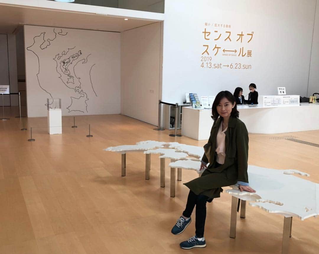 小橋めぐみのインスタグラム：「静岡にも座りました そんな今日は #地図の日 #横須賀美術館」