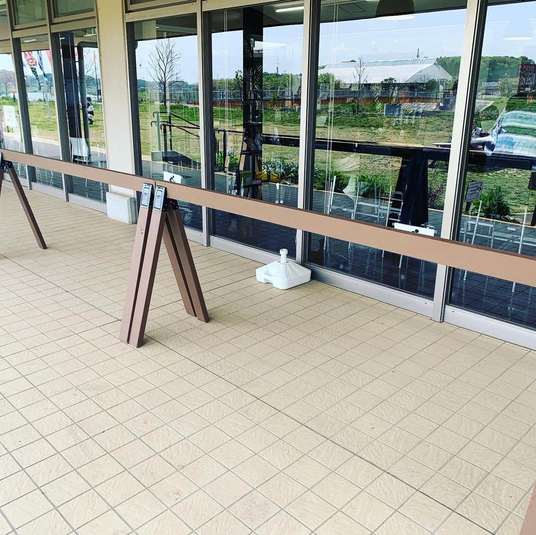 道の駅やちよさんのインスタグラム写真 - (道の駅やちよInstagram)「サイクリングには、 もってこいの季節になってきました！ やちよ農業交流センターにて 新しく「サイクルラック」開設しました。 ロード乗りの皆さんお待ちしてます。 お隣の「みんなのレストラン」でティータイムはどうですか？！ 鯉のぼりもみんなでお待ちしてます。 #ロードバイク　#ロード乗り　#サイクリング　#みんなのレストラン #こいのぼり　#サイクルラック　#やちよ農業交流センター #道の駅やちよ」4月19日 12時55分 - michinoeki_yachiyo090720