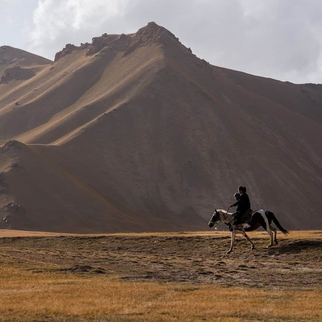 National Geographic Travelさんのインスタグラム写真 - (National Geographic TravelInstagram)「Photo by @MartinEdstrom | A sister teaching her 6 year old brother how to ride on the grassland plateaus of the Tien Shan. At this high altitude in remote Kyrgyzstan, where the terrain is rugged and wild, horses are incredible important. Sometimes even more so than cars. You have to learn to ride from an early age. #tienshan #centralasia #natgeoimagecollection」4月19日 13時06分 - natgeotravel