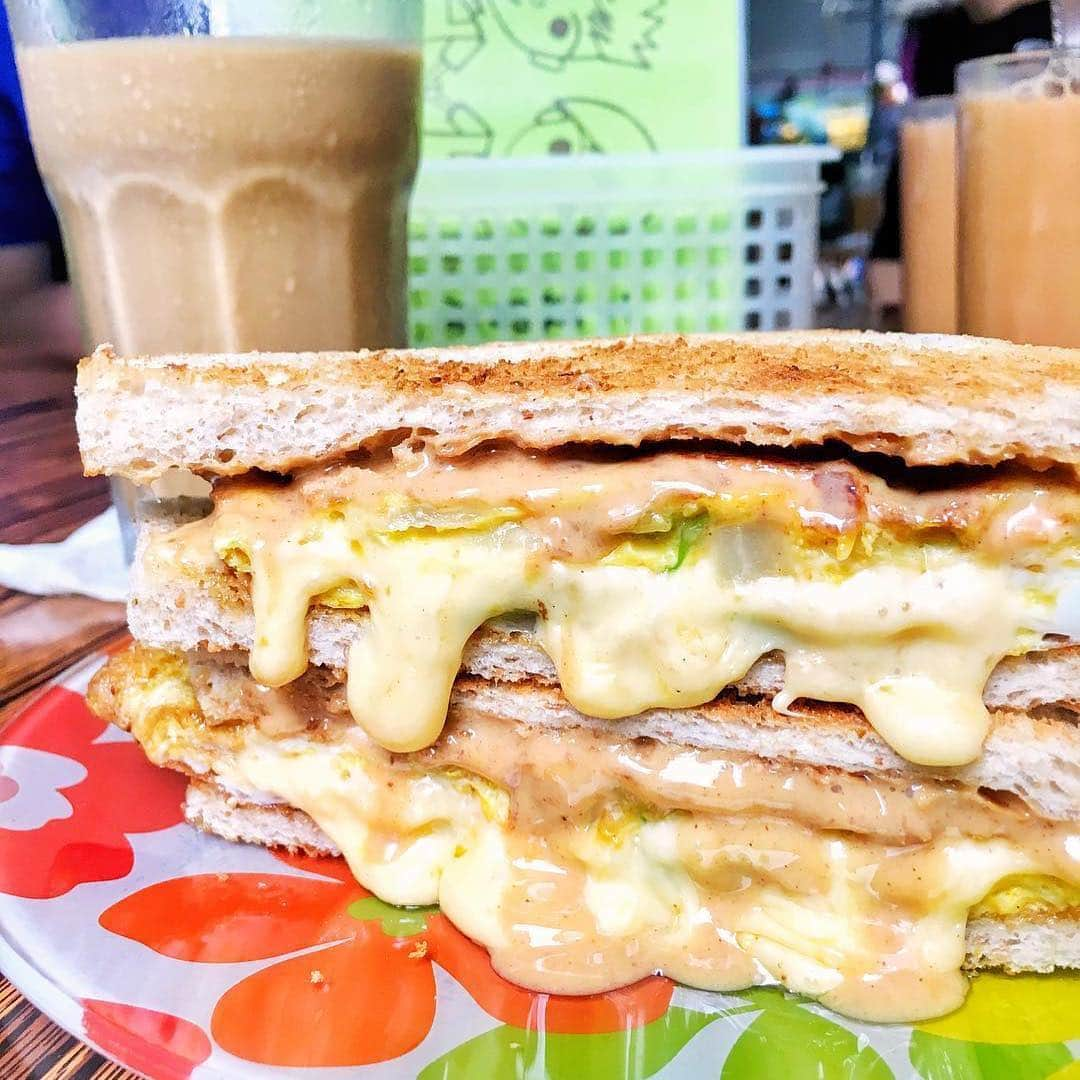 Discover Hong Kongさんのインスタグラム写真 - (Discover Hong KongInstagram)「Loving these cha chaan teng treats. Yummmmmm. 🤤 令人回味的茶餐廳美食！看這起司跟花生醬！🤤 これは、美味しい！🤤 📷: @colemanng #DiscoverHongKong #repost」4月19日 13時00分 - discoverhongkong