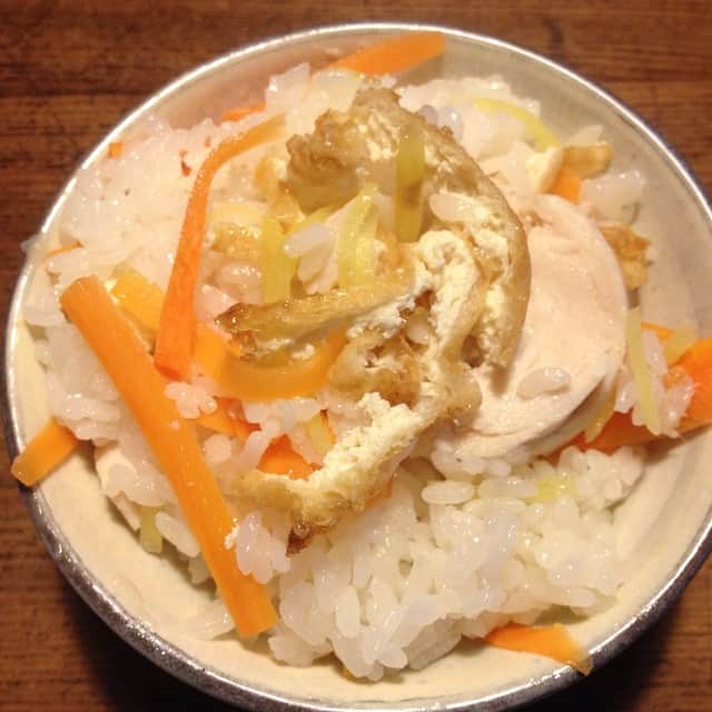 職人.comさんのインスタグラム写真 - (職人.comInstagram)「#伊賀焼 の #土鍋 で #炊きたてのご飯 は、実に #美味しい ですね。@shokunincom  #職人ドットコム #京都市 #手仕事 #暮らしの道具 #そうだ京都行こう #暮らしを楽しむ #京都旅行 #京都巡り #京都観光 #京都散策 #京都散歩 #モノづくり #ものづくり #工芸品 #民芸 #民藝 #民芸品 #手工芸 #日本製 #松山陶工場 #伊賀焼き」4月19日 13時03分 - shokunincom