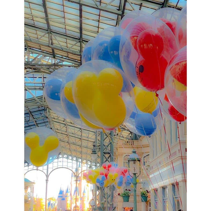 朝風れいさんのインスタグラム写真 - (朝風れいInstagram)「・ 🎈🎈🎈😍✨✨ ・ ・ ・ ほしい( ´ཫ` ) ・ ・ ・ #可愛い #風船 #balloon #new #36周年 #36th #ディズニーイースター #イースター#disneyseaster #easter #tdr #tdl #disneyland #disney #land #東京ディズニーランド #ilovedisney #disneygram#disneyinsta #canon #eos5dmarkiv #eos5dmark4  #ディズニーカメラ隊」4月19日 13時13分 - rei.wd